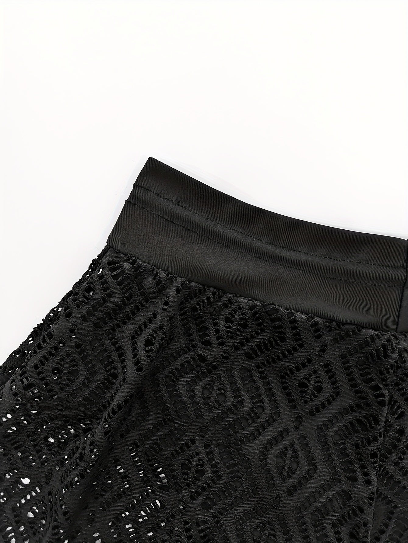 Birlashtirilgan ichki qismlar va old tomonda bog'ich bilan ta'minlangan, yuqori cho'ziluvchan rangli suzish shortlari, plyaj kiyimlari uchun mukammal.