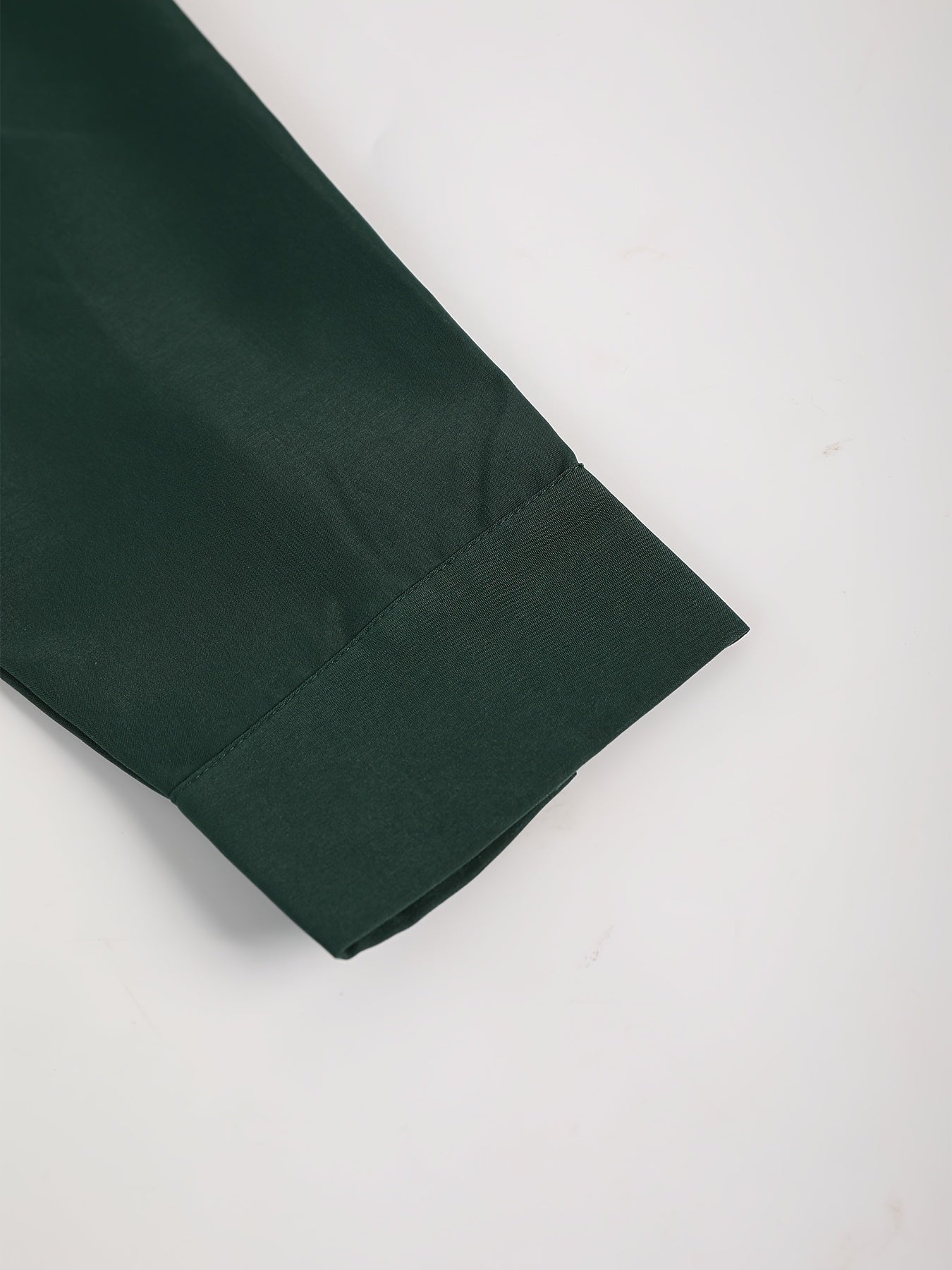 Katta o'lchamdagi erkaklar uchun qizil va jigarrang tekis to'qimalar bilan ikki qismli kuz flanel to'plami, cho'ntakli tugmachali ko'ylak va tortish belli shimlarni o'z ichiga oladi, tasodifiy kiyim uchun polyester matodan tayyorlangan.