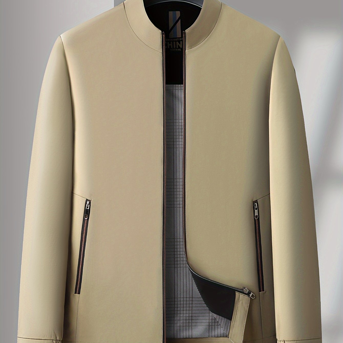 Zarif ko'k rangli erkaklar uchun fermuarlı jilet, biznes sayohatlari va ochiq havoda faoliyatlar uchun ideal. Mustahkam polyesterdan tayyorlangan, mashinada yuvish mumkin.