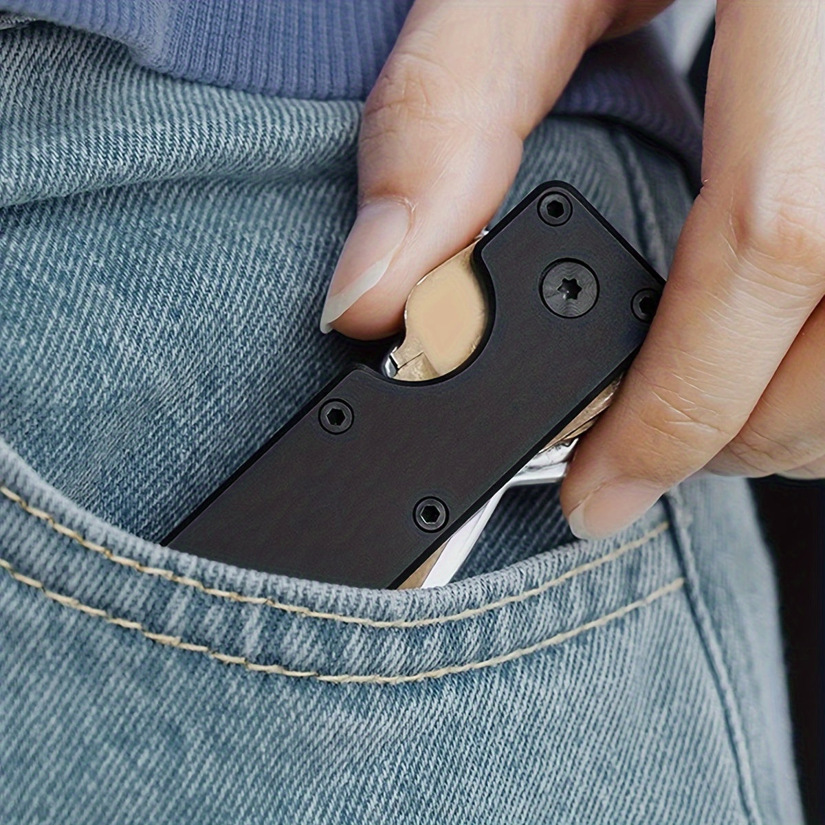 "Forever Miyin Sleek Aluminum Key Organizer" — это компактный и легкий держатель для ключей с надежным поворотным замком. Он устойчив к царапинам и является идеальным подарком как для мужчин, так и для женщин.