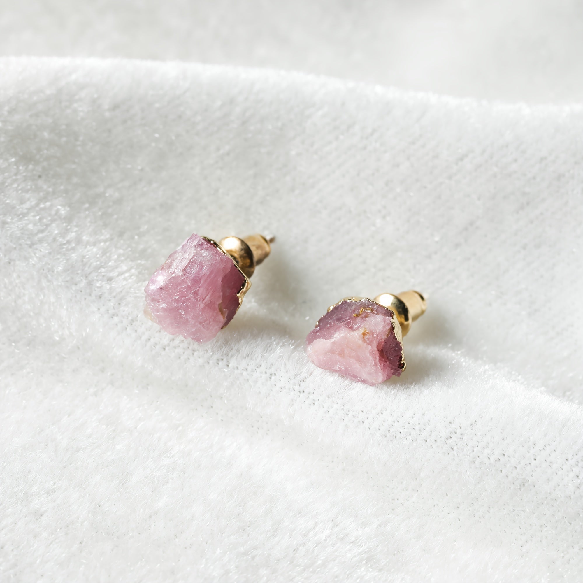 Chic Boho 925 Silver Stud Earrings with Chalcedony Gemstone, Perfect for Everyday and Parties, Bohemian Style Earrings, Natural Chalcedony Stone, Ideal for Daily Wear, Boho-Chic Stud Earrings