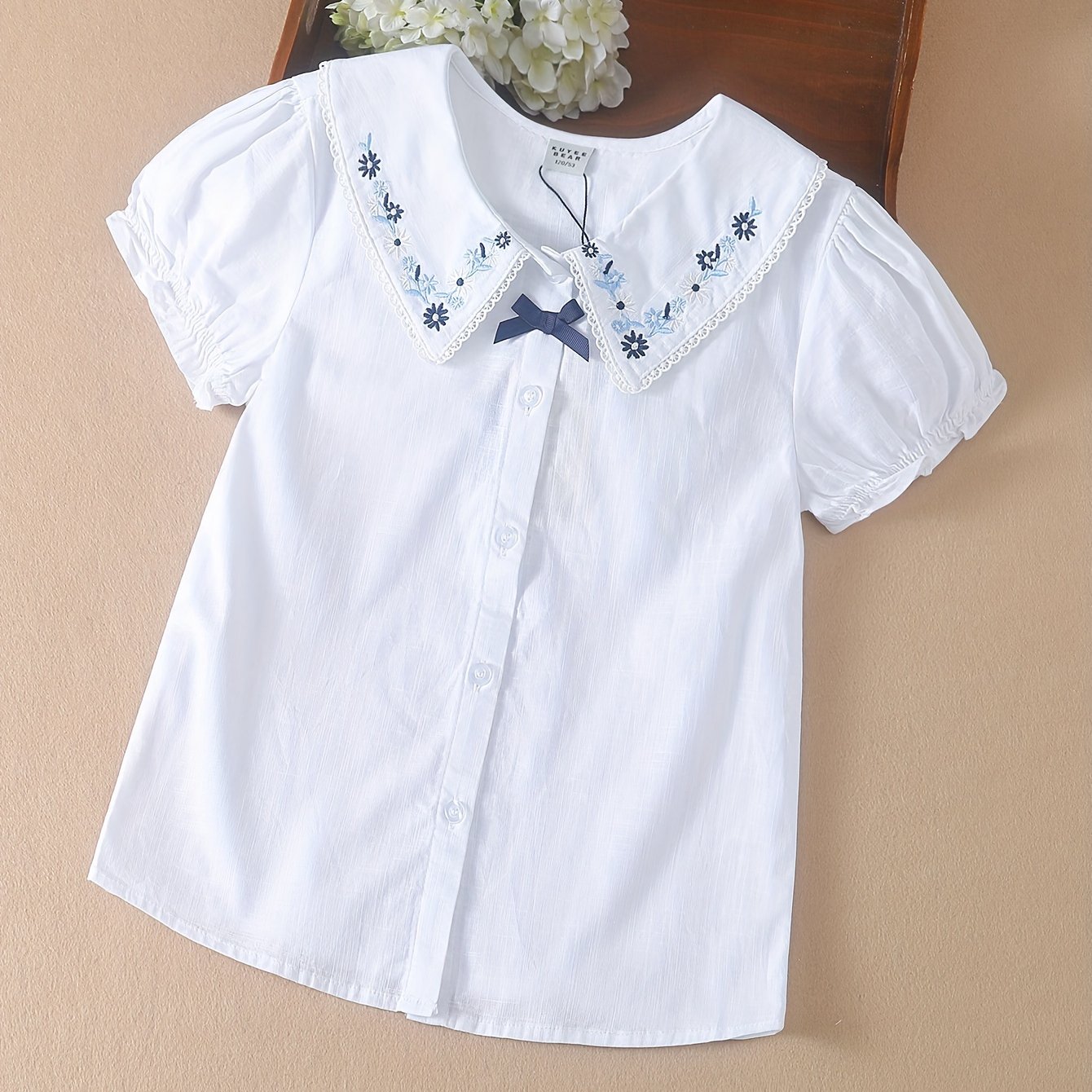 Детская летняя белая хлопковая блузка с вышитыми цветочными деталями и префпи-воротником-куколкой