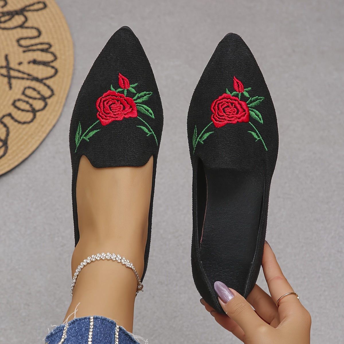 Zapatos planos negros con bordado floral para mujer - Zapatos slip-on de punta estrecha