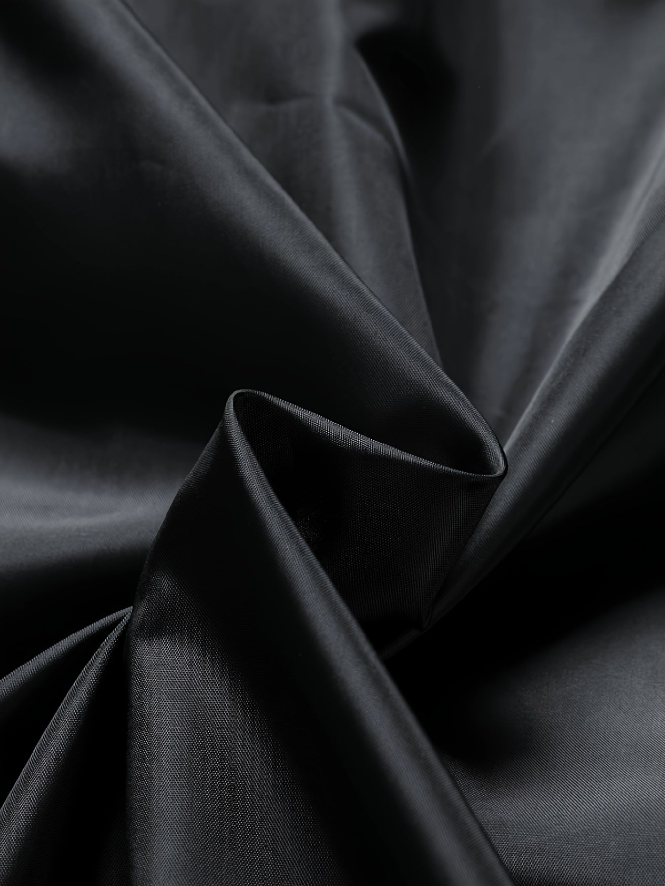 Erkaklar uchun shamol o'tkazmaydigan kapüşonli kurtka, tasodifiy koreys uslubida "Tashqi sarguzasht" tikuv bilan, qora va kulrang ranglarda mavjud.