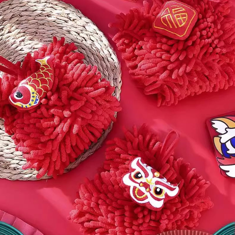 Festiv osma dizayni bilan oshxona va hammom dekoriga mo'ljallangan qizil shenil qo'l sochiq.