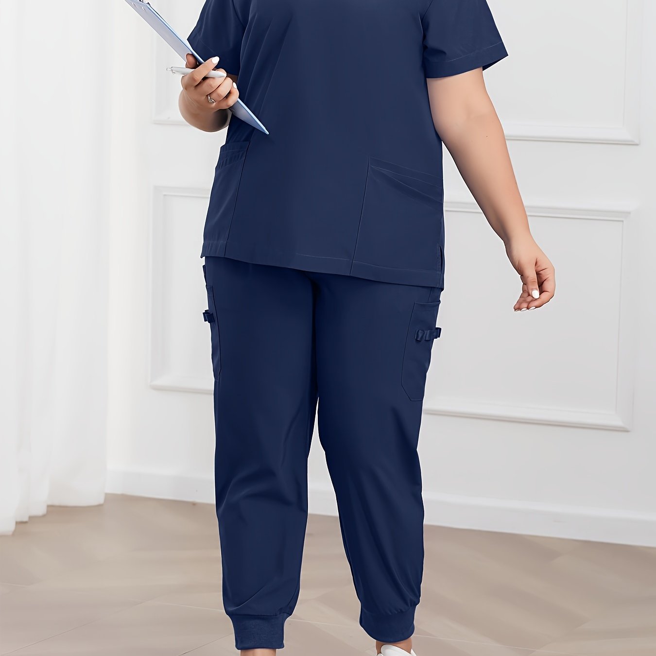 Katta o'lchamdagi bir rangli skrab to'plami, V shaklidagi qisqa yengli ko'ylak va shimlar, Ayollar uchun katta o'lchamdagi kiyimlar.