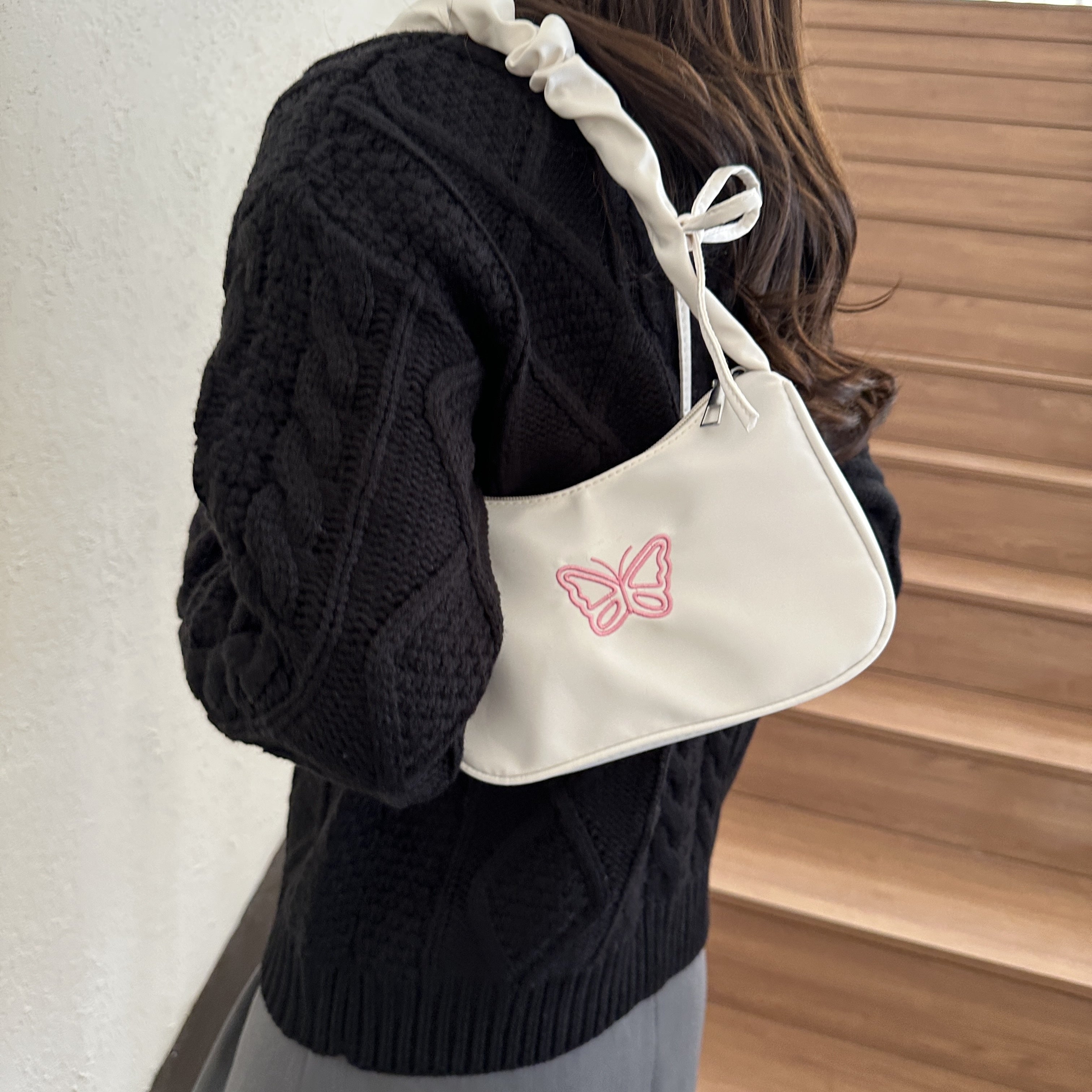 Стильная сумка через плечо с принтом бабочек для женщин, выполненная из повседневной оксфордской ткани с драпированным облачным дизайном, застежкой на молнии и полиэстеровой подкладкой.