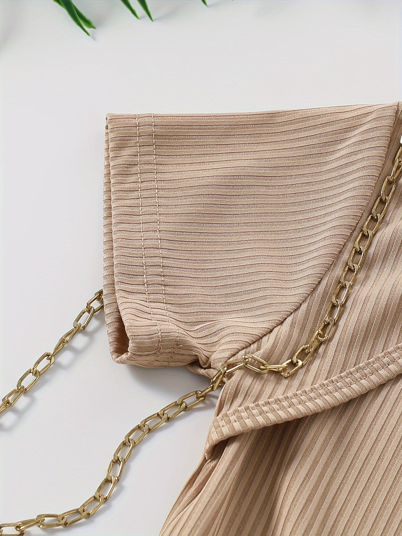 Девочкиный весенне-летний модный комплект: топ из ребристого трикотажа с коротким рукавом, джинсы с вырезом в виде сердца