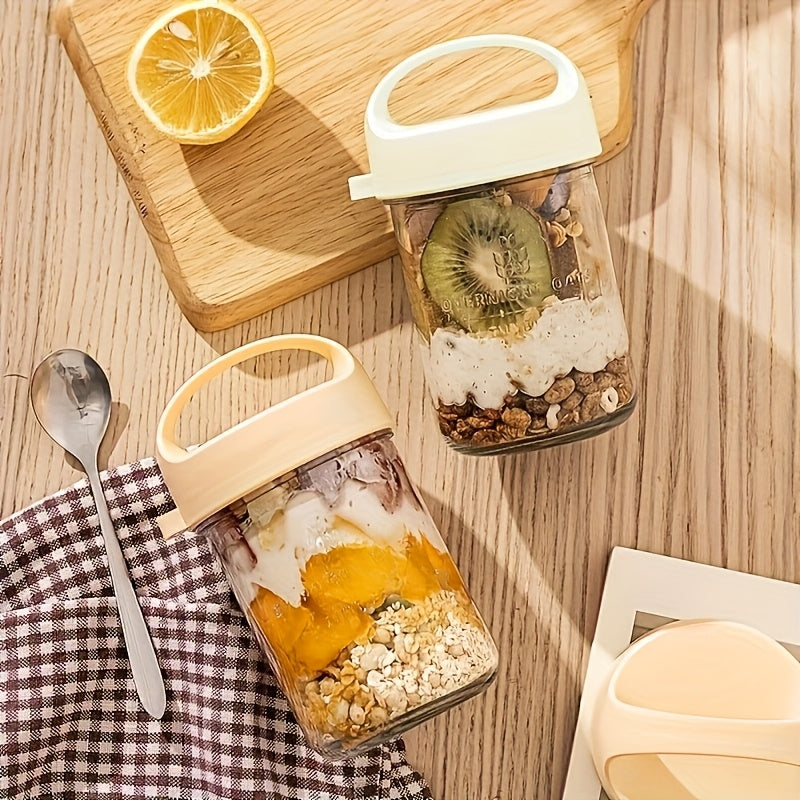 Shisha yogurt stakani tun bo'yi jo'xori, smuzi va donlar uchun muhrlangan idish sifatida ikki marta ishlatiladi, qoshiq bilan.