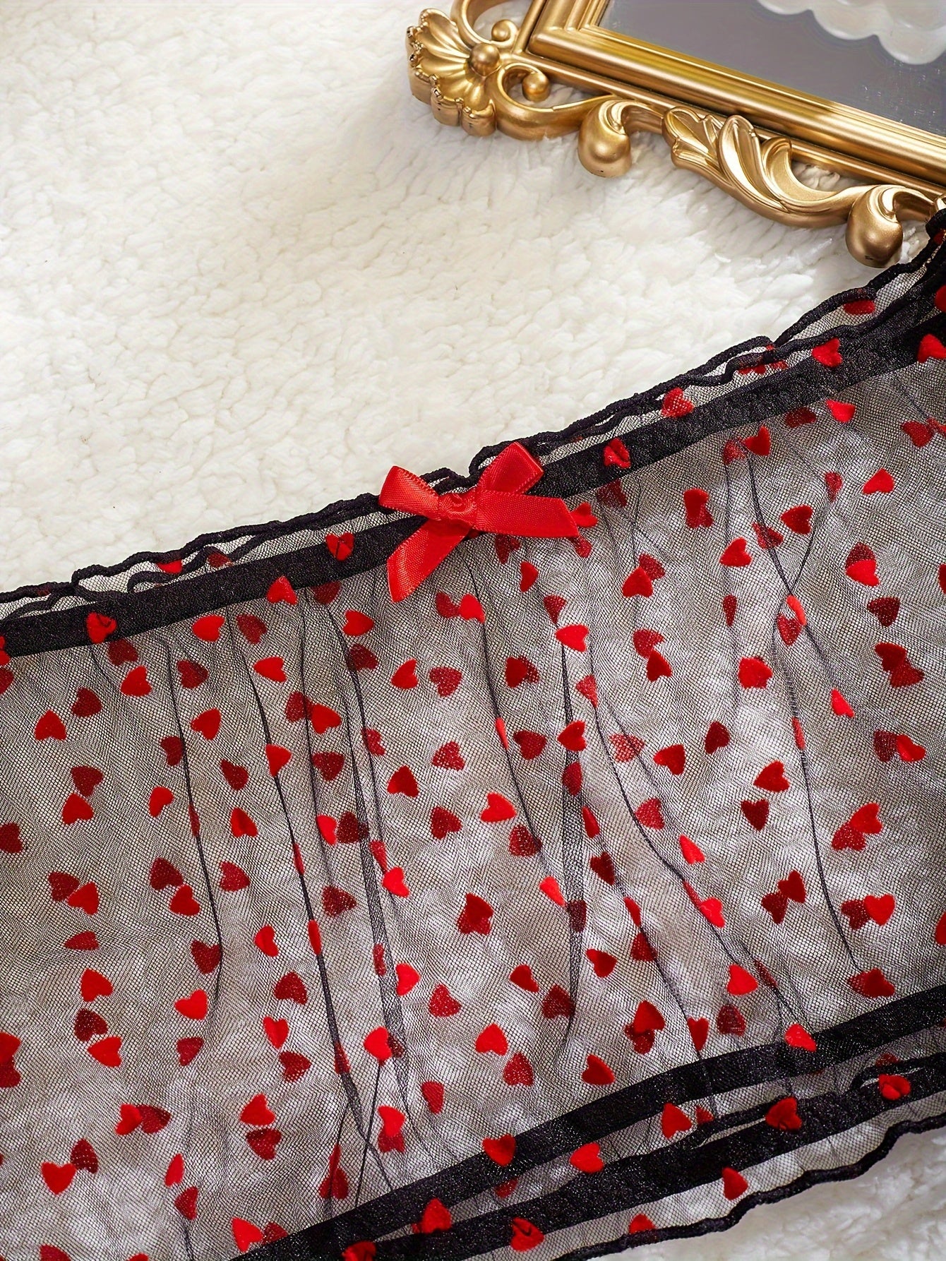 Комплект кружевного белья с сердечками, коротким рукавом и отделкой из рюшей, топ-кроп и стринги.