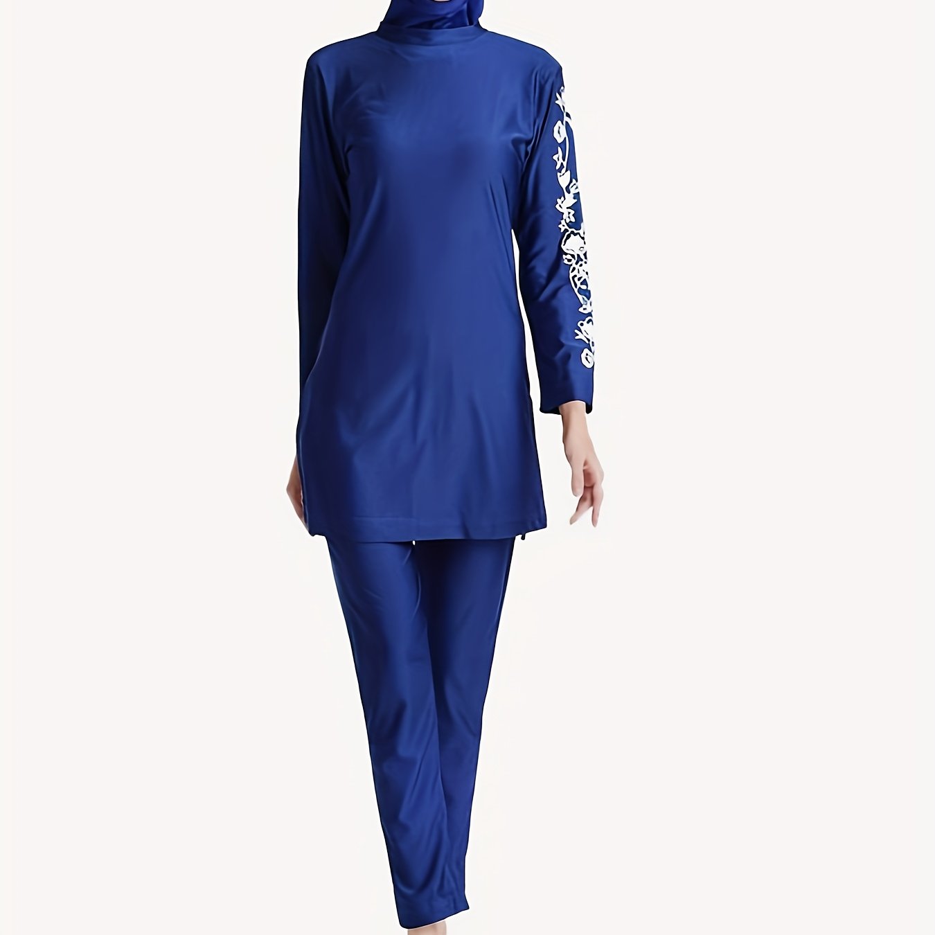 Katta o'lchamdagi konservativ suzish kiyimlari to'plami, bir rangli va raqamli gullar bosma bilan, yuqori bo'yin dizayni bilan, cho'ziluvchan polyesterdan tayyorlangan, tasodifiy O'rta Sharq uslubida.