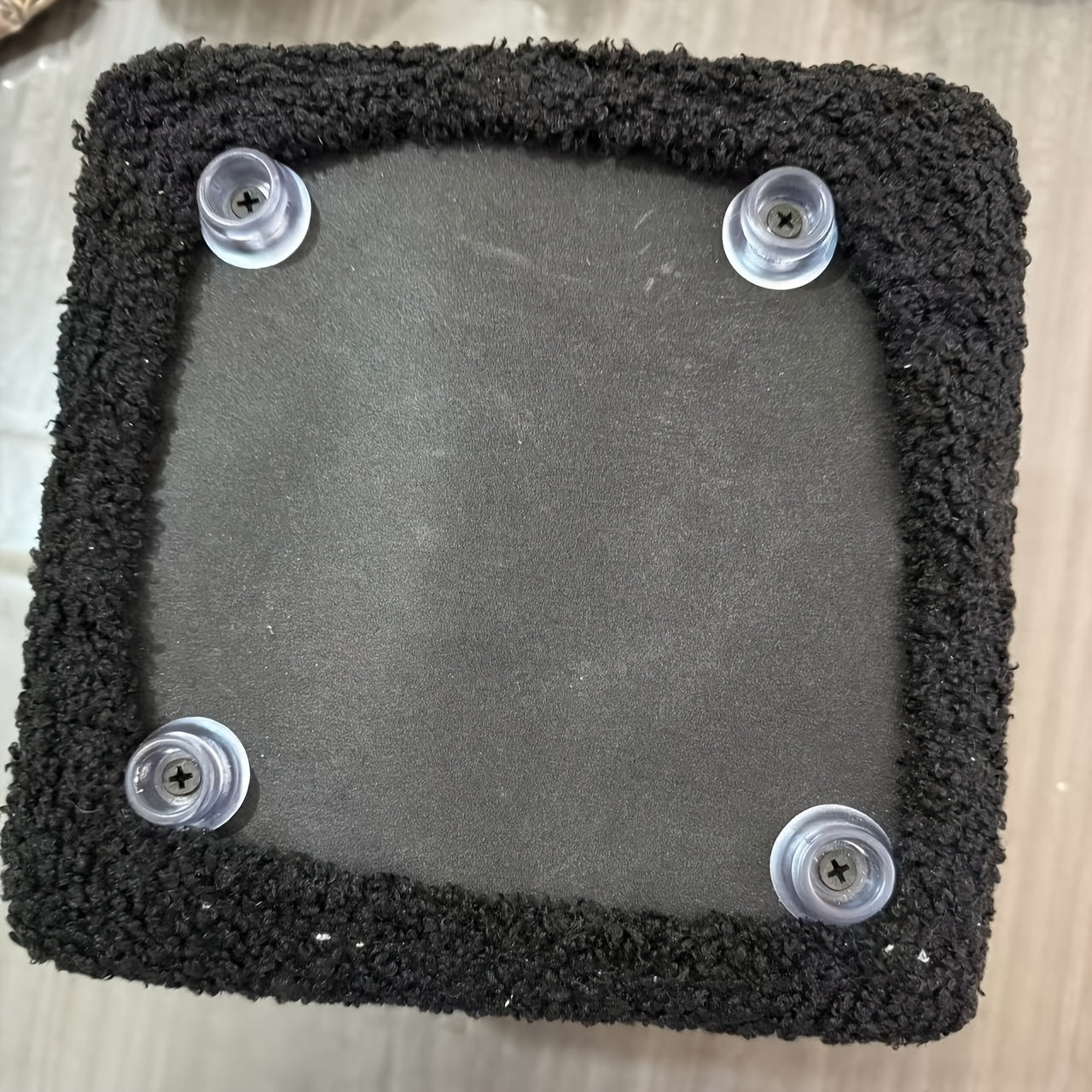 Классная деревянная дверь, табурет для смены обуви в черной ткани с дизайном в форме кубиков, полиэстеровая внутренняя отделка, без подлокотников и мягкая обивка для использования в гостиной, не требует электроэнергии, высота 68,58 см.