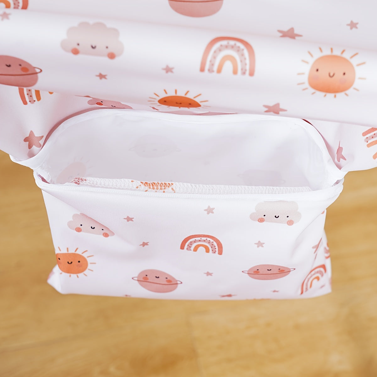 Chiroyli va suv o'tkazmaydigan 3-in-1 Oziq-ovqat stoli qopqog'i - Yuviladigan oziqlantirish bibi va bo'yash aproni bilan birga, Sehrli lenta yopilishi, Poliestir tolalaridan tayyorlangan, turli ranglarda.