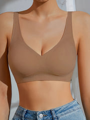 Бюстгальтер без проводов с V-образным вырезом, съемной подкладкой и охлаждающей, быстро сохнущей, дышащей тканью.