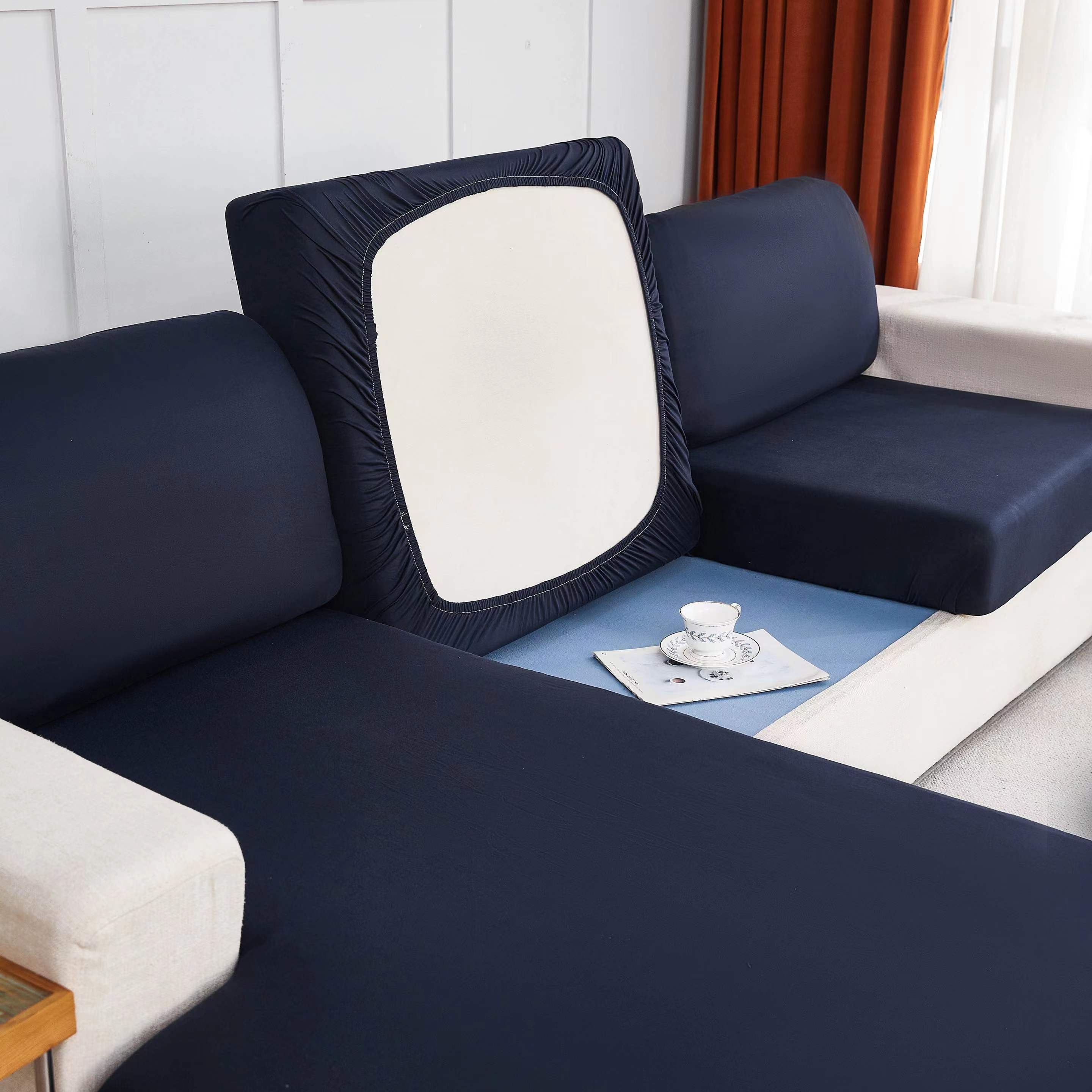 Elastik pastki bilan cho'ziladigan divan yostiq qoplamasi, yashash xonasi divanlarida oson olib tashlash va chizish qarshiligi uchun mo'ljallangan.