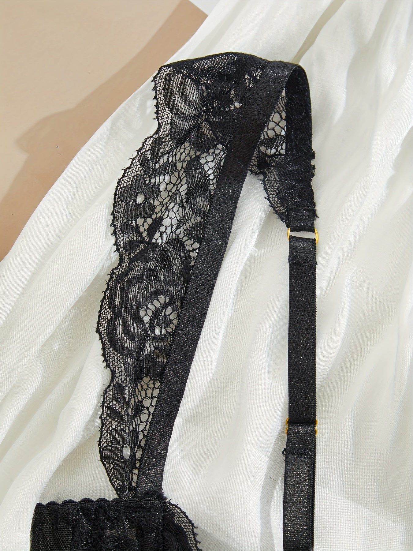 Ayollar uchun dantel ichki kiyim to'plami, ochiq qorinli shortiklar bilan.