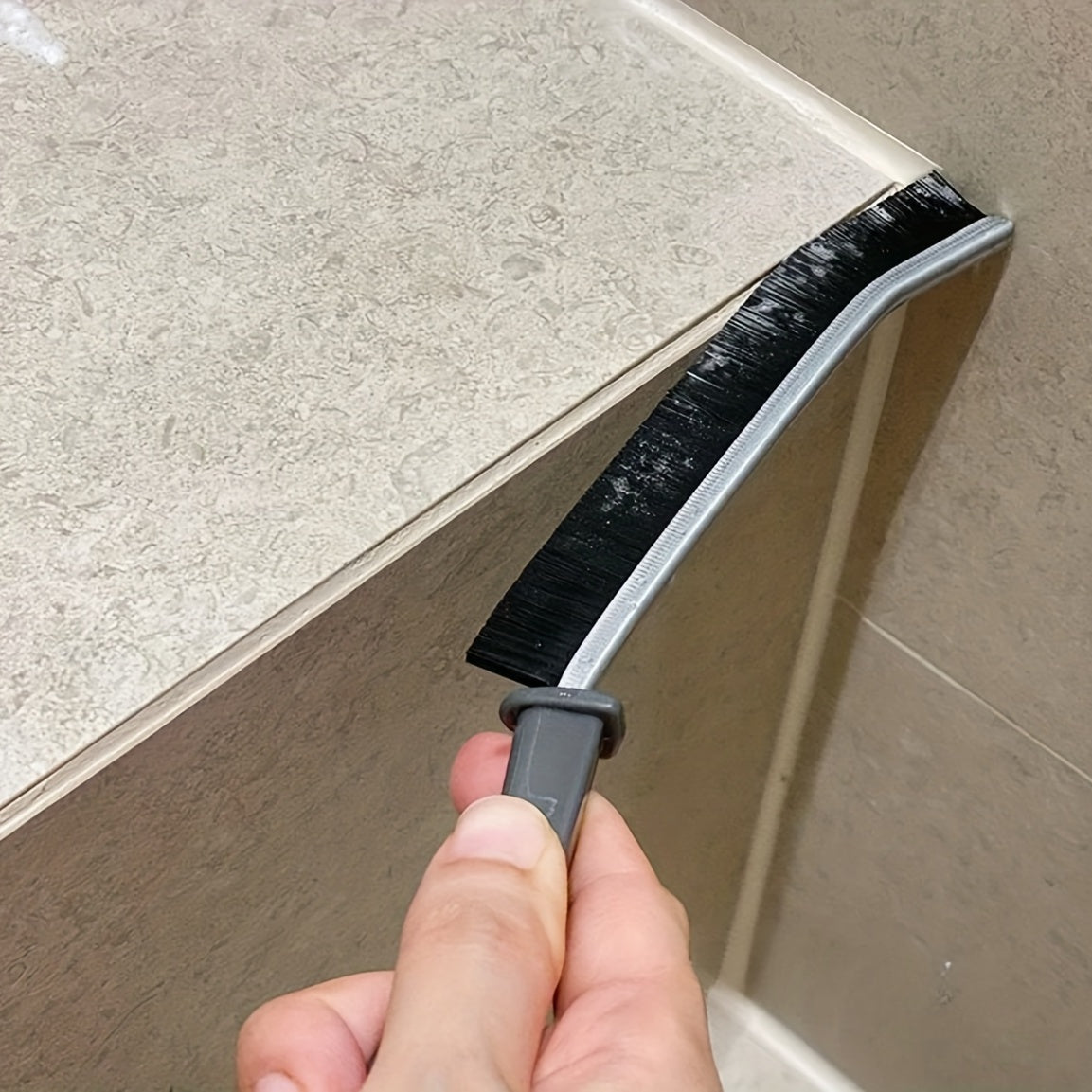 Многофункциональный инструмент для уборки дома: 1 шт. щетка с жесткой щетиной для чистки щелей в ванной, углов туалетной и кухонной плитки, а также оконных швов.