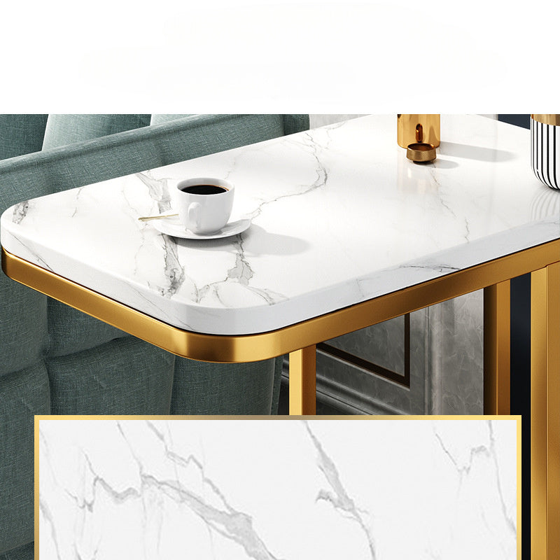 Balkon yoki divan yonida saqlash joyi bilan hashamatli burchak stoli.