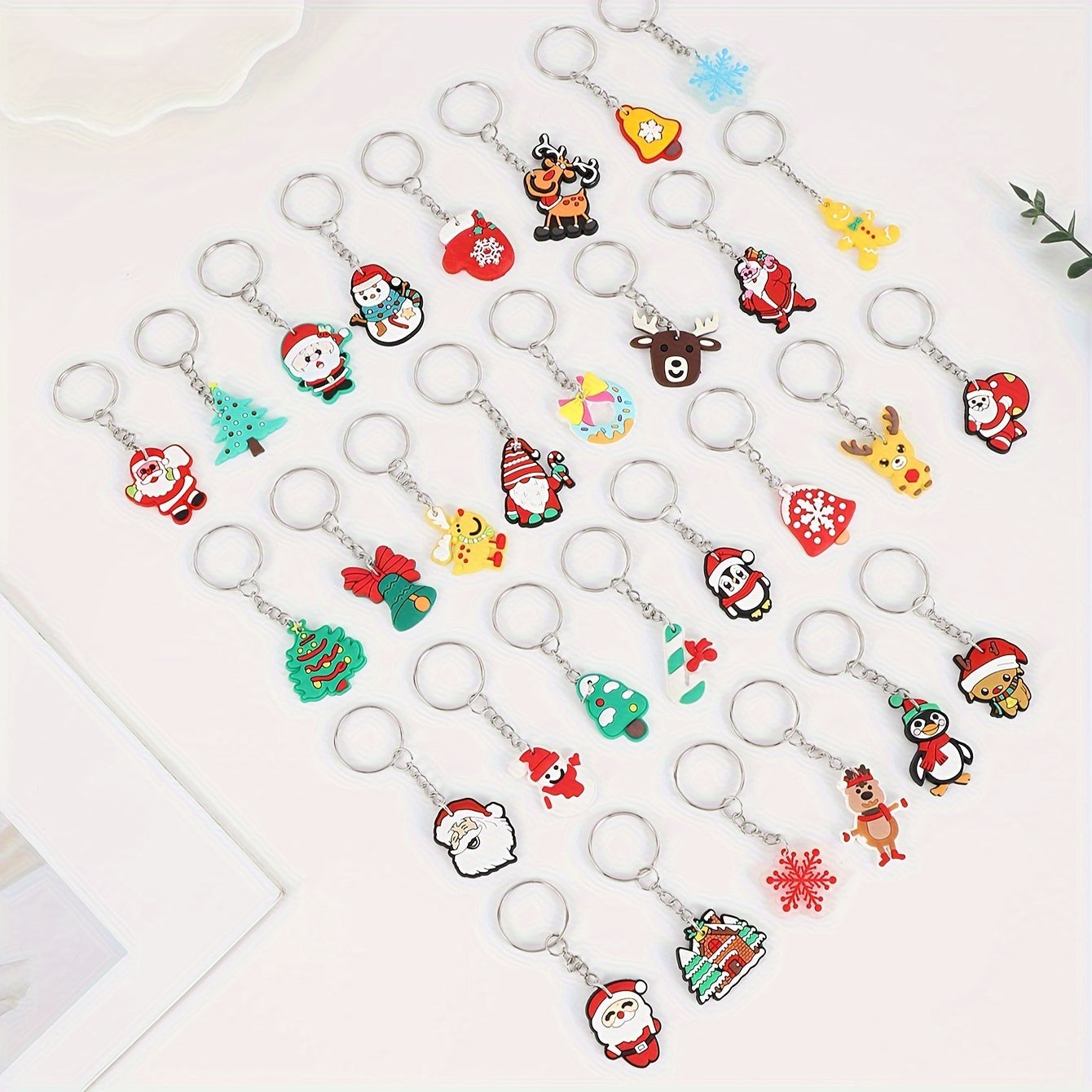 Лучший выбор: Набор из 45 рождественских мультяшных брелков, разнообразные дизайны из ПВХ - Идеально для подарков на вечеринках и подарков к началу учебного года