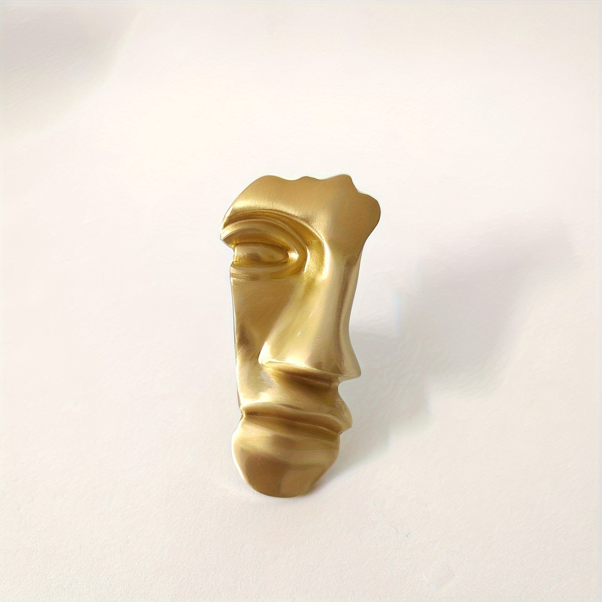 Large Matte Gold Brooch with Literary Human Face Design for Fashion Accessories