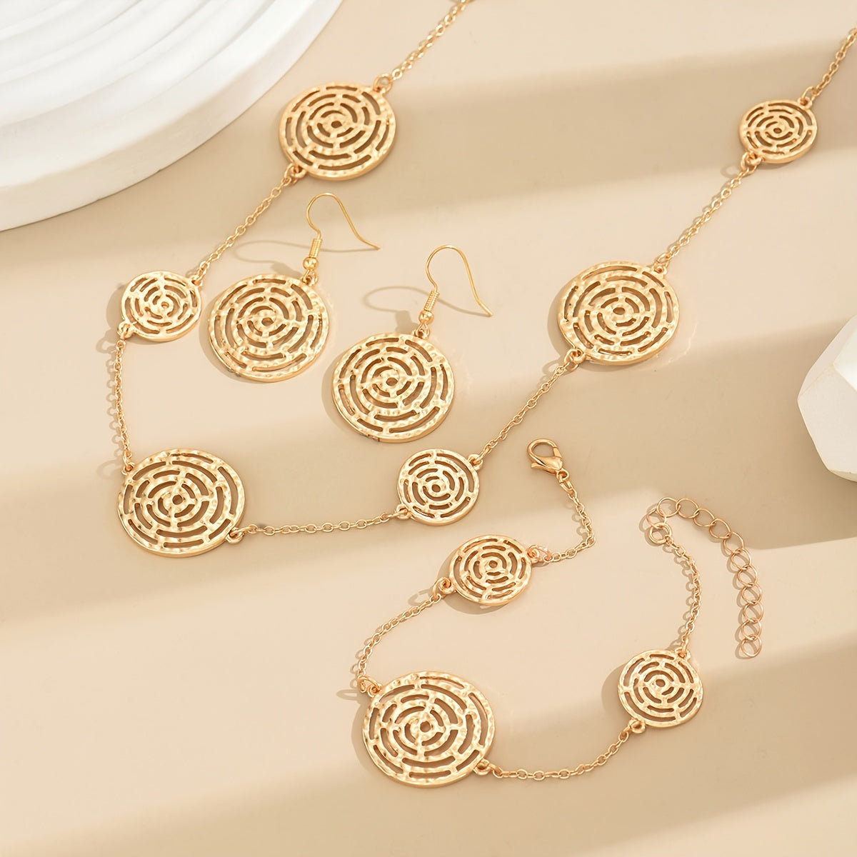 Ювелирный набор в винтажном стиле из цинкового сплава с дизайном в виде паутины. В набор входят ожерелье, браслет и серьги, идеально подходящие как для повседневной носки, так и для отпусков.