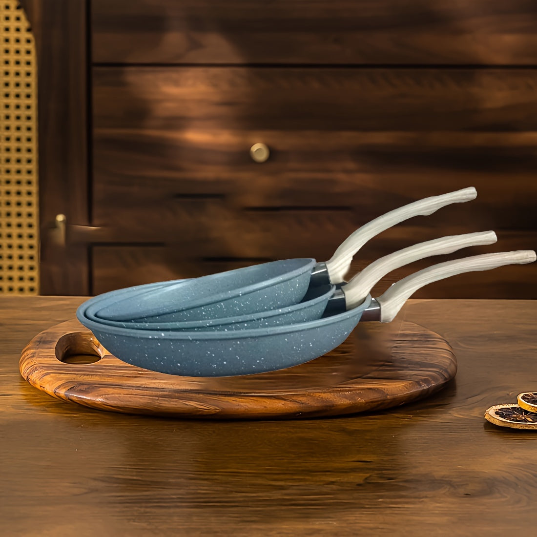 Qora, kulrang va bej rangdagi uchta yopishqoq bo'lmagan quyma temir qozonlar to'plami. Yog'och tutqichlari mavjud va induksiya va gaz pechlari bilan mos keladi. Tozalash oson, va idish yuvish mashinasida yuvish mumkin. Mukammal oshxona pishirish to'plami.