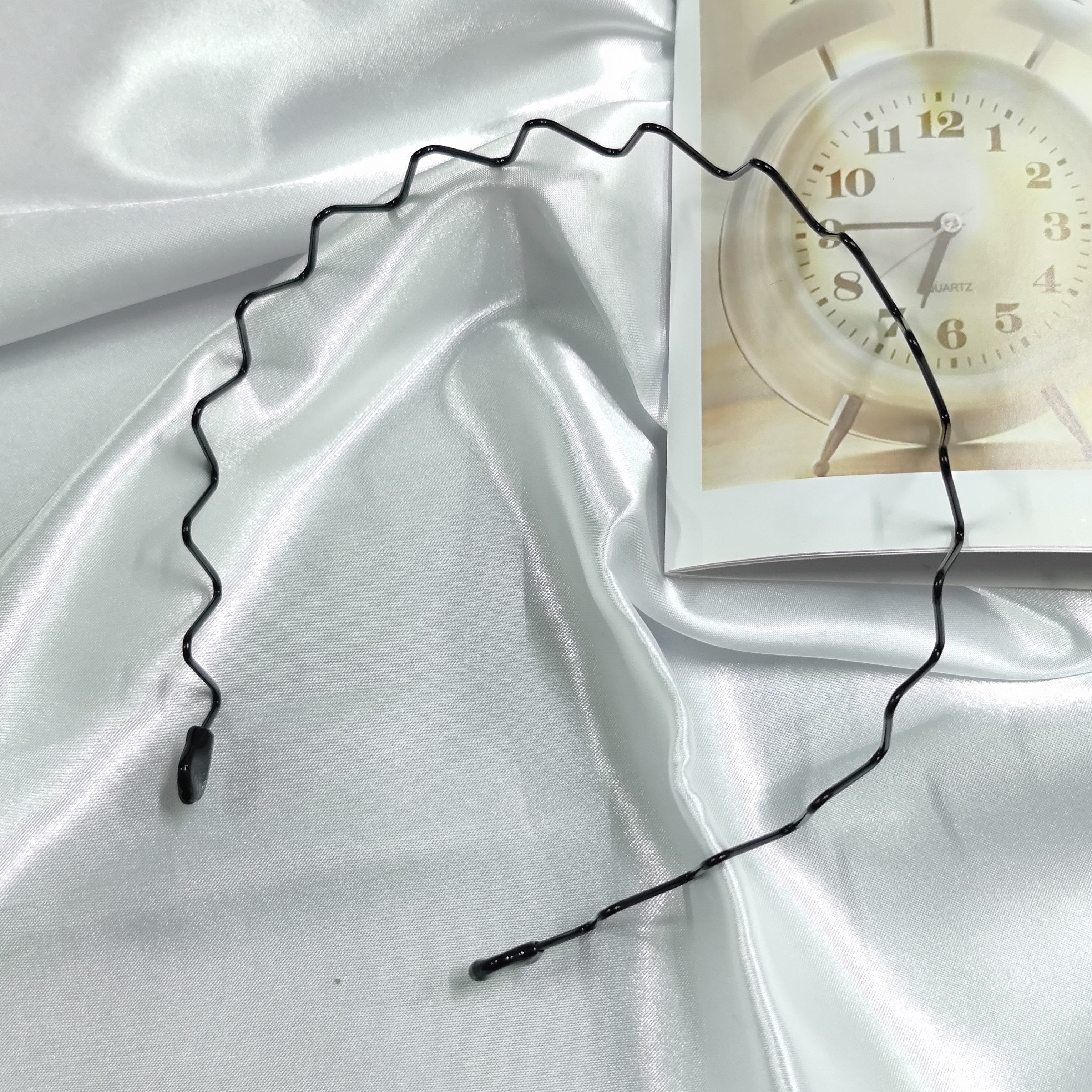 Adjustable Black Metal Hair Clips for Face Washing and Mask Wearing