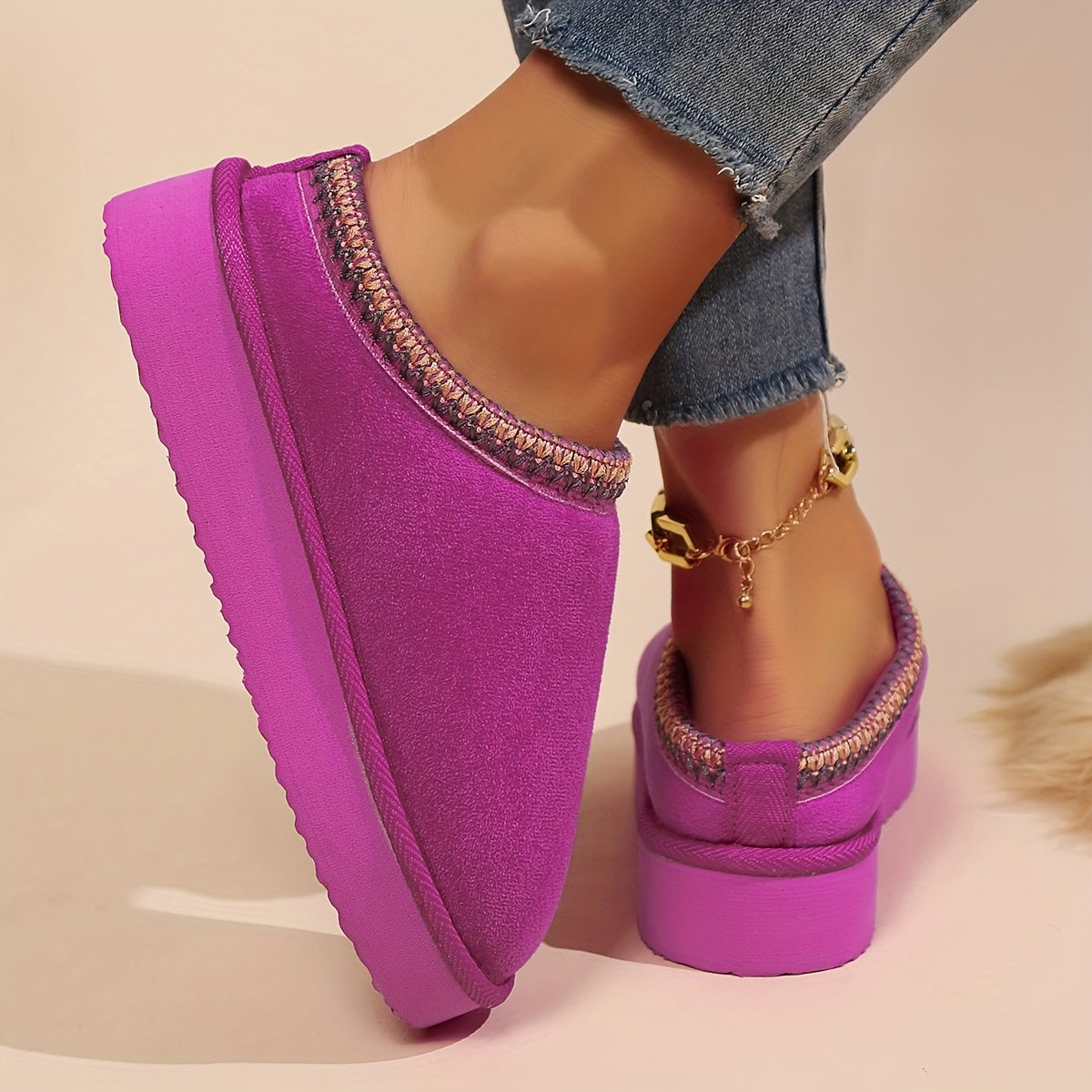 Теплые и уютные зимние тапочки для женщин с плюшевой подкладкой и противоскользящей подошвой.