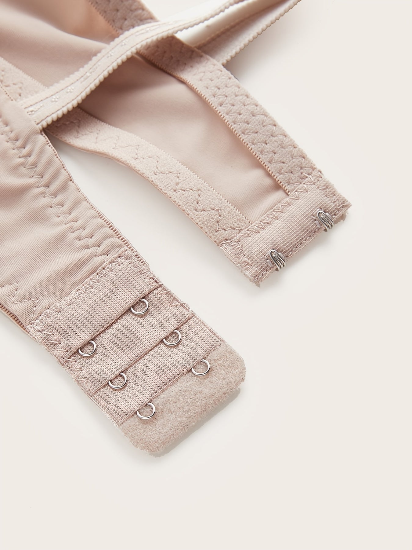 Ayollar uchun plussiz dantelli ko'taruvchi brassoy, ichki sim bilan va bir xil rangda, o'rta cho'zilish bilan nafis ko'rinishni ta'minlaydi.