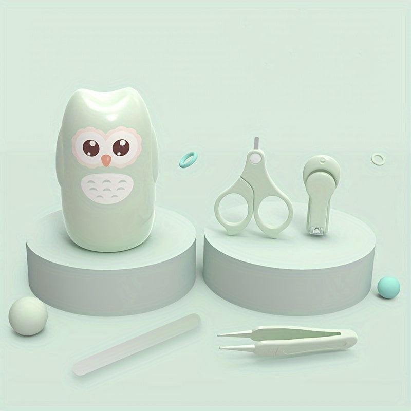 Набор из 4 настраиваемых ножниц для ногтей с персонализированными именами, выполненных из пластикового материала розового и зеленого цветов. Включает в себя набор для ухода за ногтями.