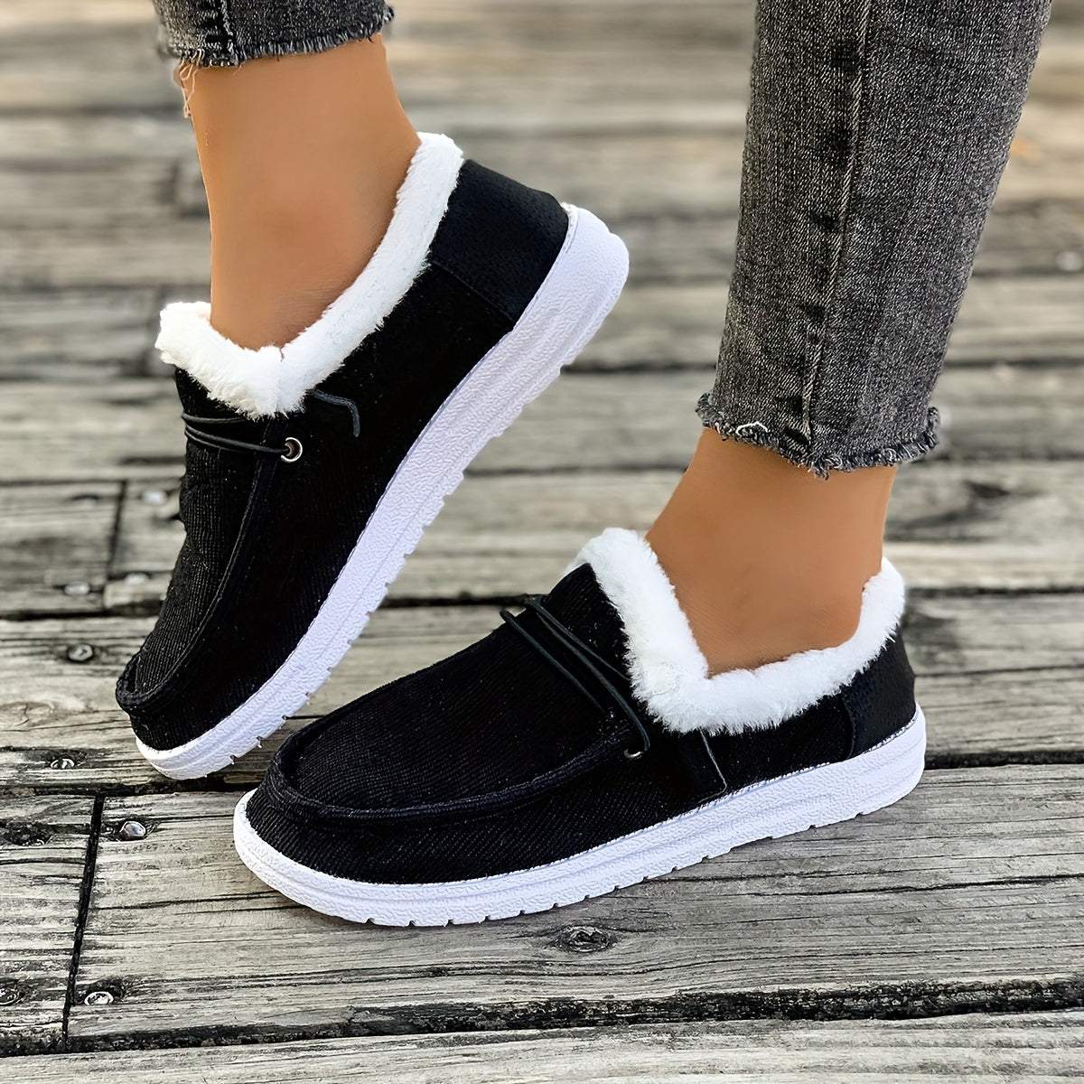 Ayollar uchun bej rangli slip-on mokasinlar, mo'ynali chetlar bilan, kundalik tekis poyabzal