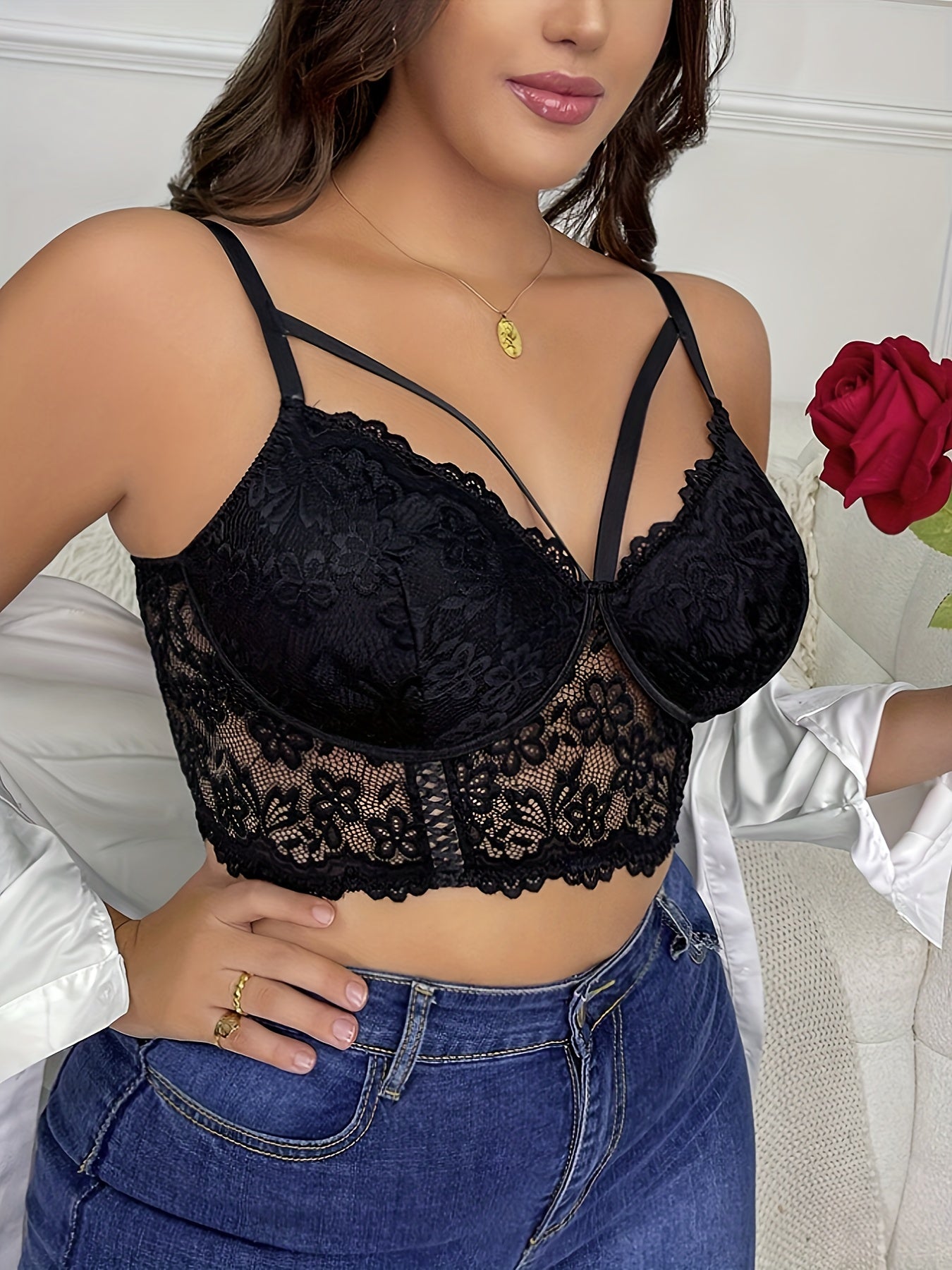 Ayollar uchun kattaroq o'lchamdagi gul naqshli chiroyli chiziqli bralette, seksi strapli bra