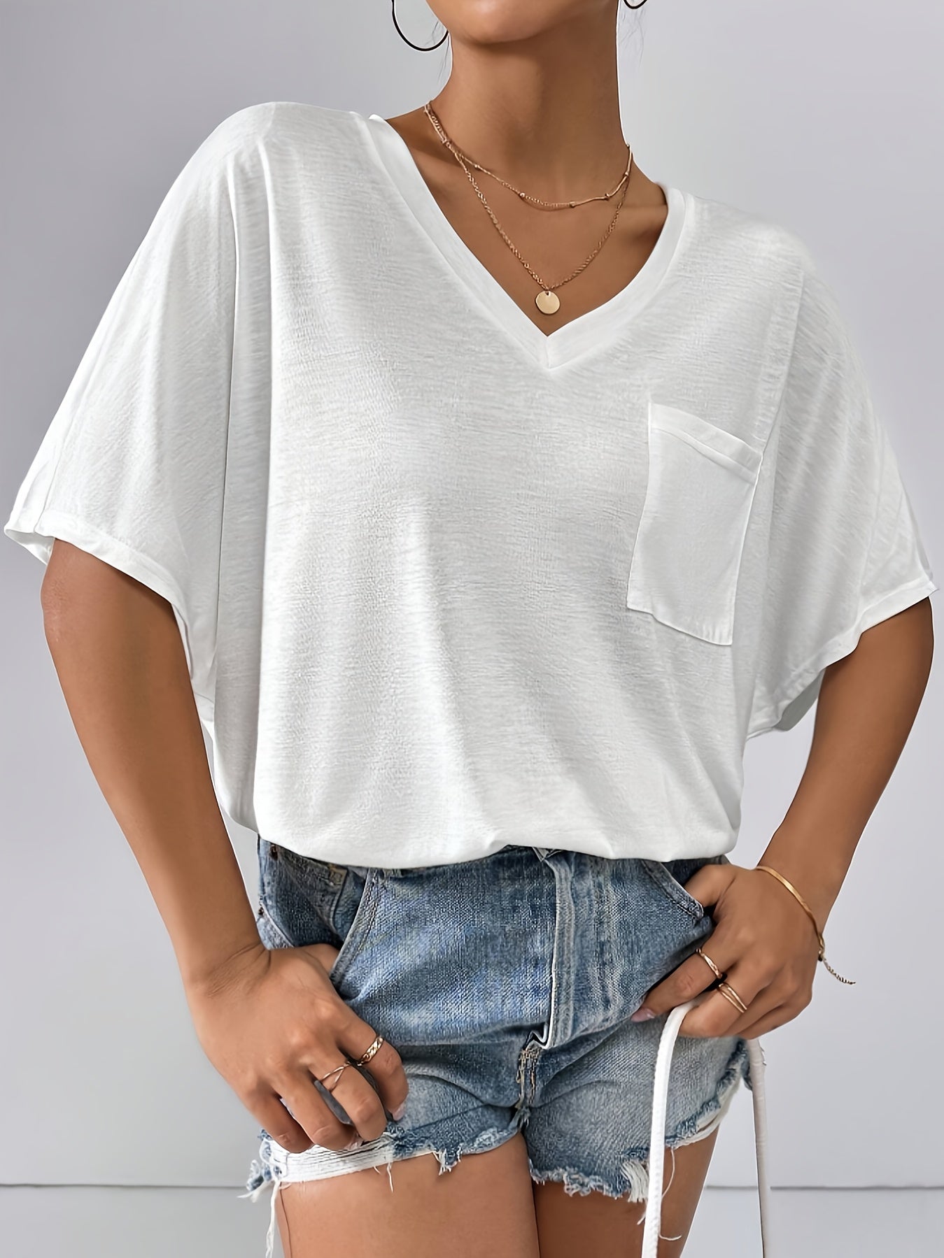 Camiseta de mujer blanca de manga corta con escote en V, casual y de corte suelto, top de verano