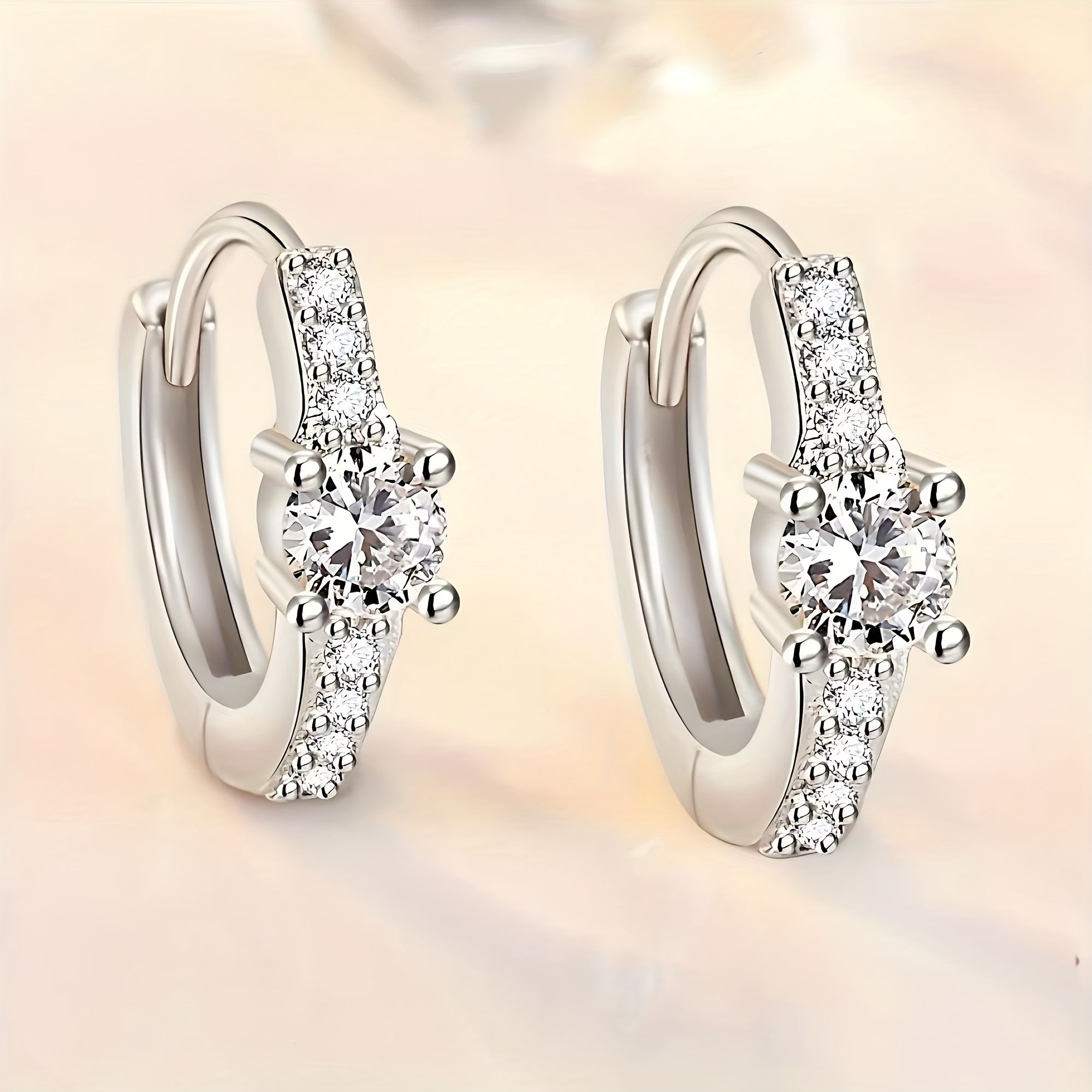 S925 kumushli, zamonaviy va uslubiy, retro va nozik dizaynga ega bo'lgan ajoyib zargarlik juftligi. Ushbu sirg'alar nafislik va shirinlikni tarqatadi, dumaloq bo'sh shaklda porloq rhinestone'lar bilan bezatilgan. Yuqori darajadagi dizayn namoyish etadi.