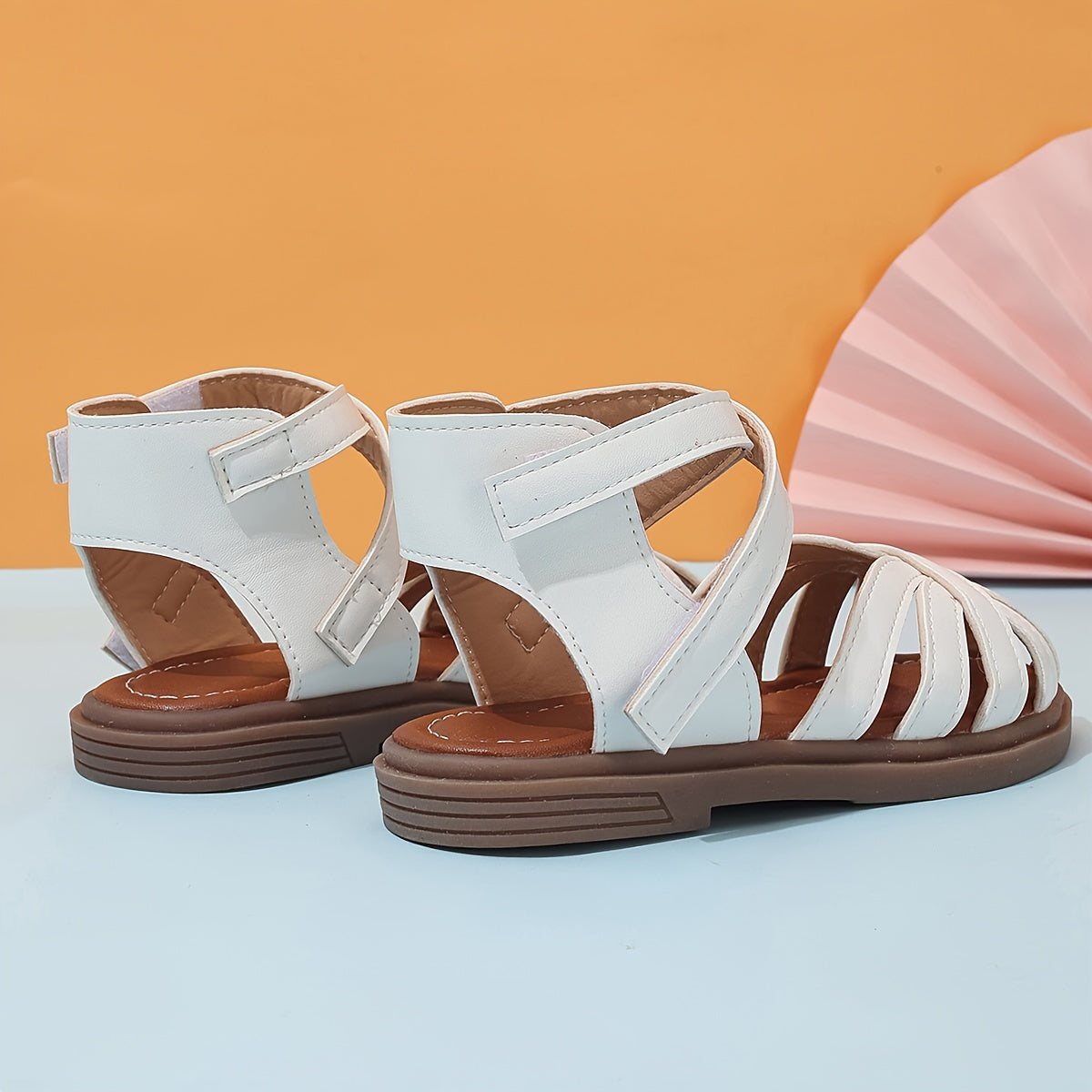 Стильные однотонные сандалии для девочек, идеальные для весны и лета.