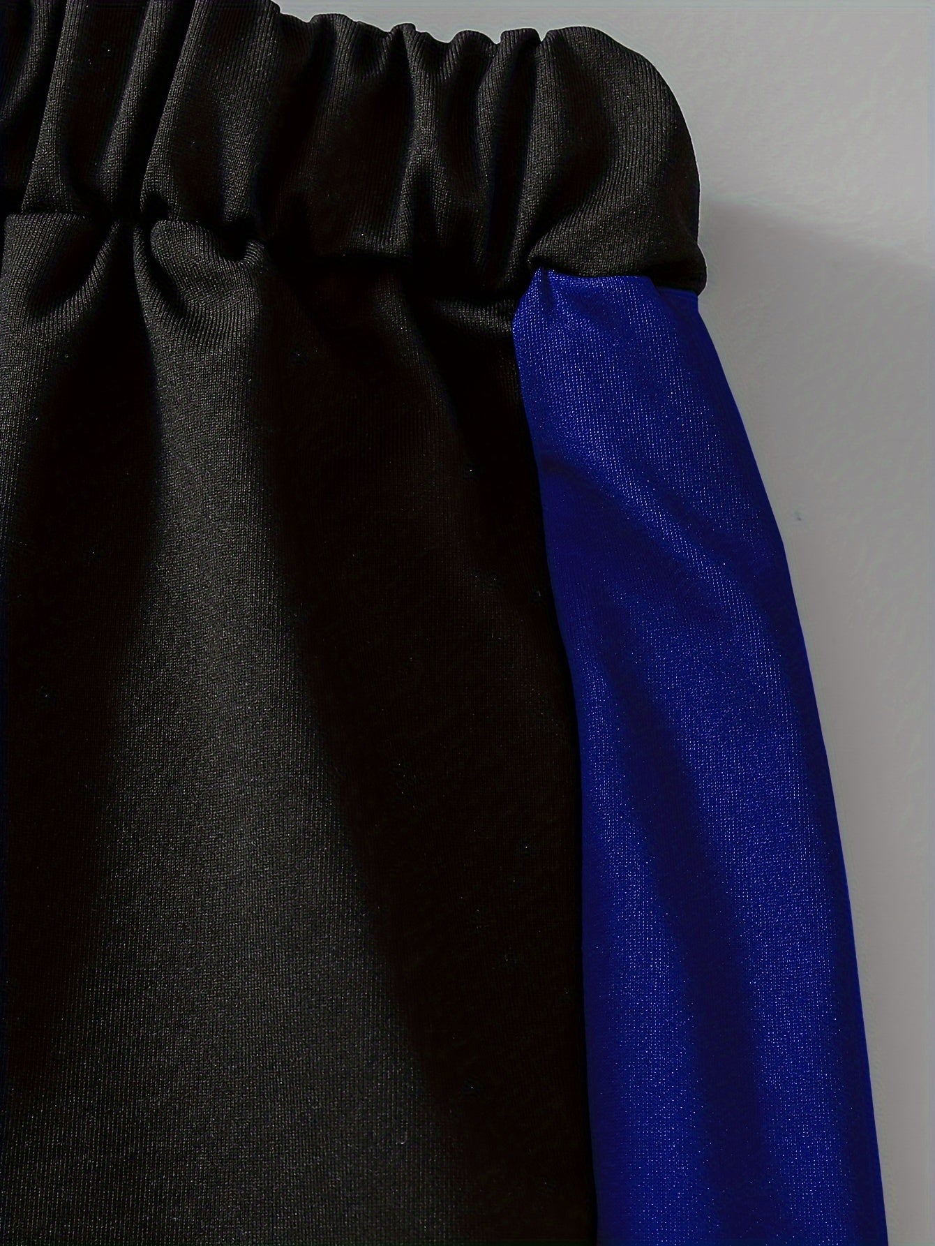 Elastik cho'ziluvchan polyester to'qilgan pullover, rangli blok dizayni bilan. O'g'il bolalar uchun keng fit, bahor/kovak fasllarida ochiq havoda faoliyatlar uchun mukammal. Mos keluvchi shimlar to'plami bilan birga keladi.