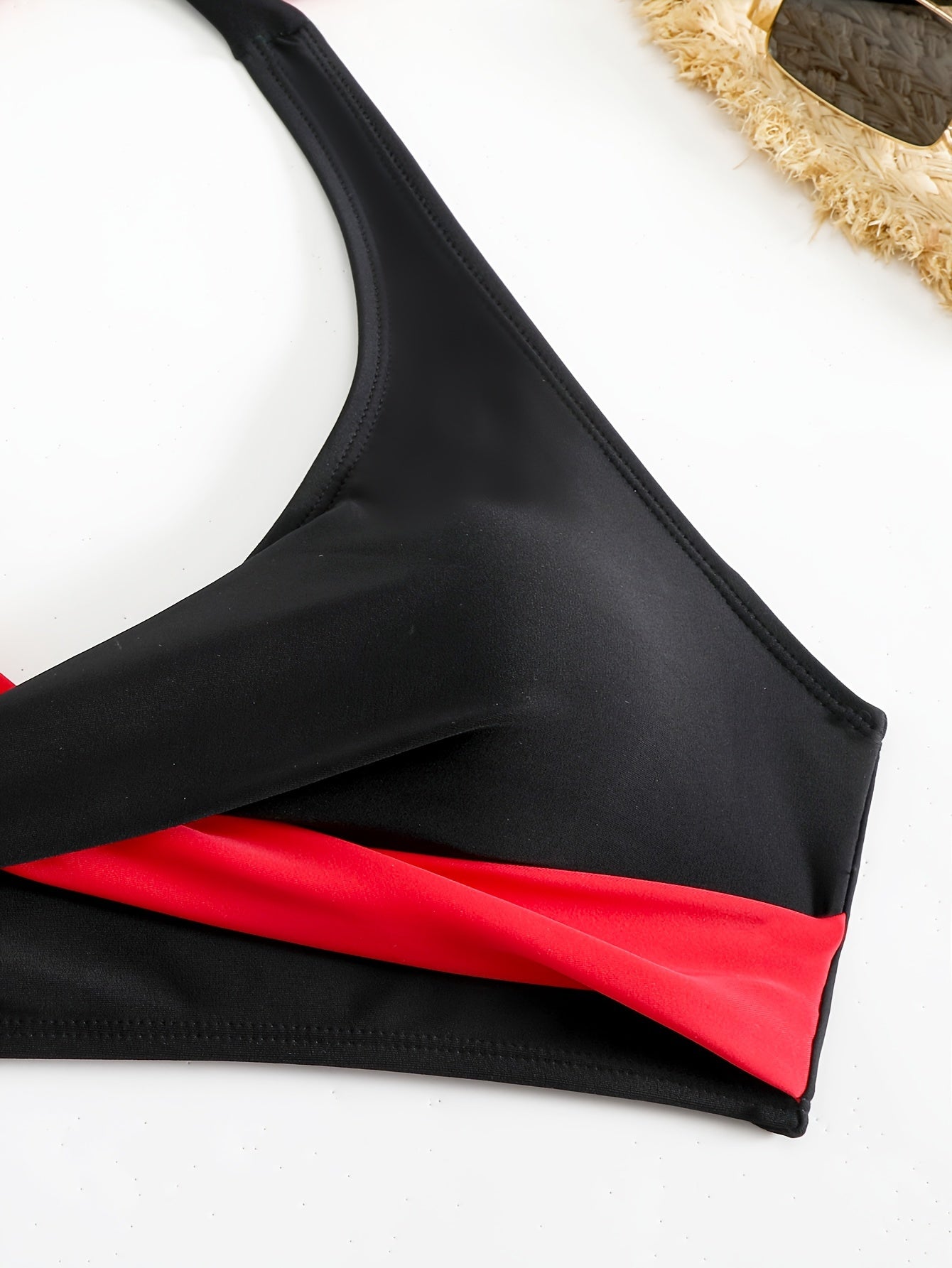 Ayollar uchun ikki qismli bikini suzish kiyimi, bir rangli va jozibali parchalar dizayni bilan, ko'p rangli naqsh va bo'yin bog'ichi bilan.