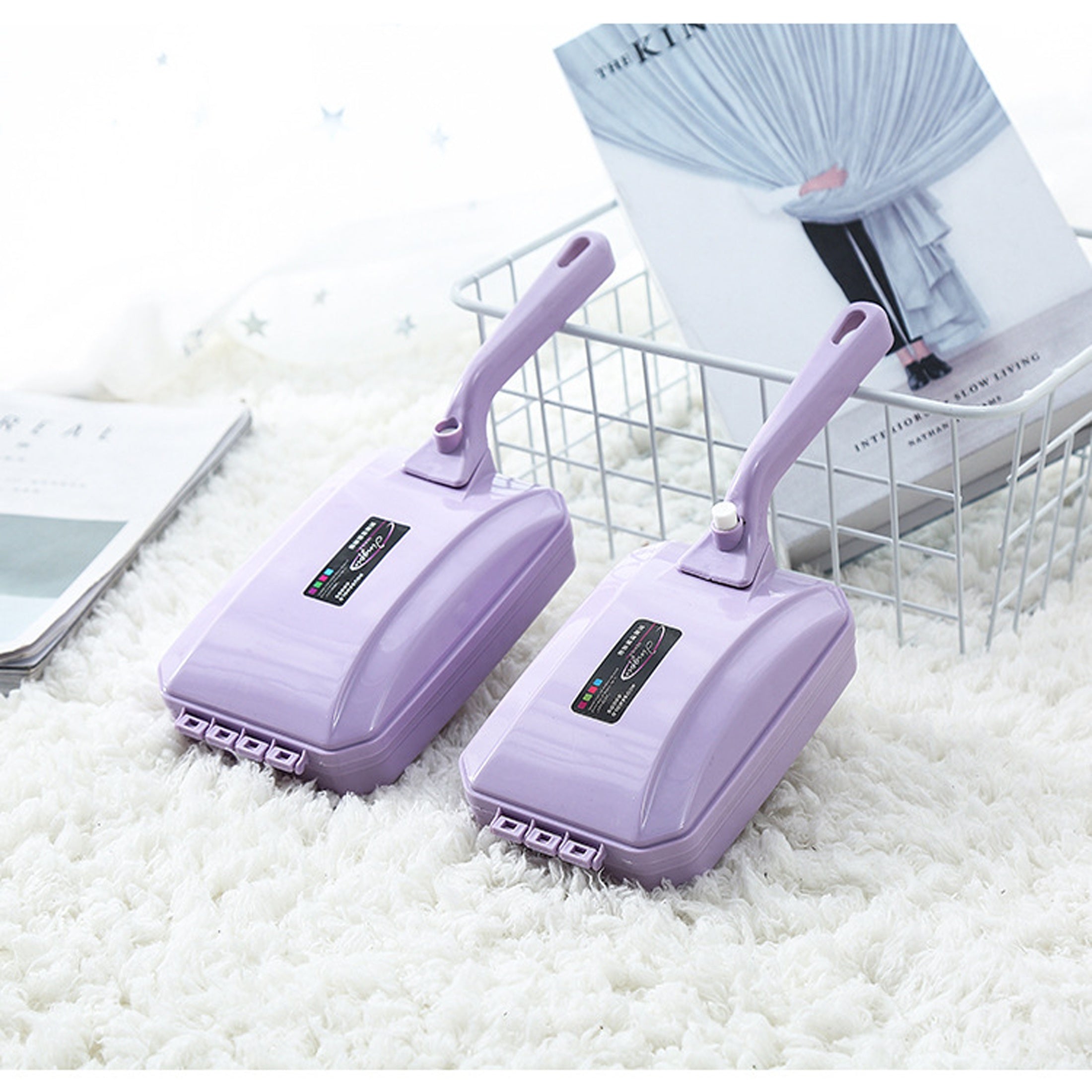 Plastik tutqichli qo'l bilan ishlatiladigan chang olib tashlash cho'tkasi - yashash xonasi, yotoqxona, kiyimlar va gilamlar uchun to'kintilar va uy hayvonlari sochlarini tozalash uchun mukammal. Qo'lda ishlash, batareyalar kerak emas. Tasodifiy rang.