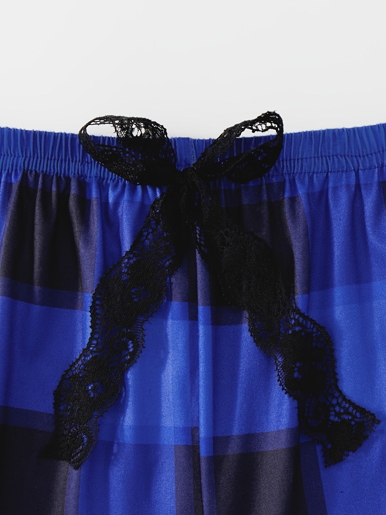 4 dona ayollar uchun pijama to'plami, yengsiz qirq tank, qora, yashil, ko'k va bej rangli plitkali uzun shimlarni o'z ichiga oladi. Yumshoq polyester aralashmasidan tayyorlangan, elastik bel va dantel bezak bilan. Mashinada