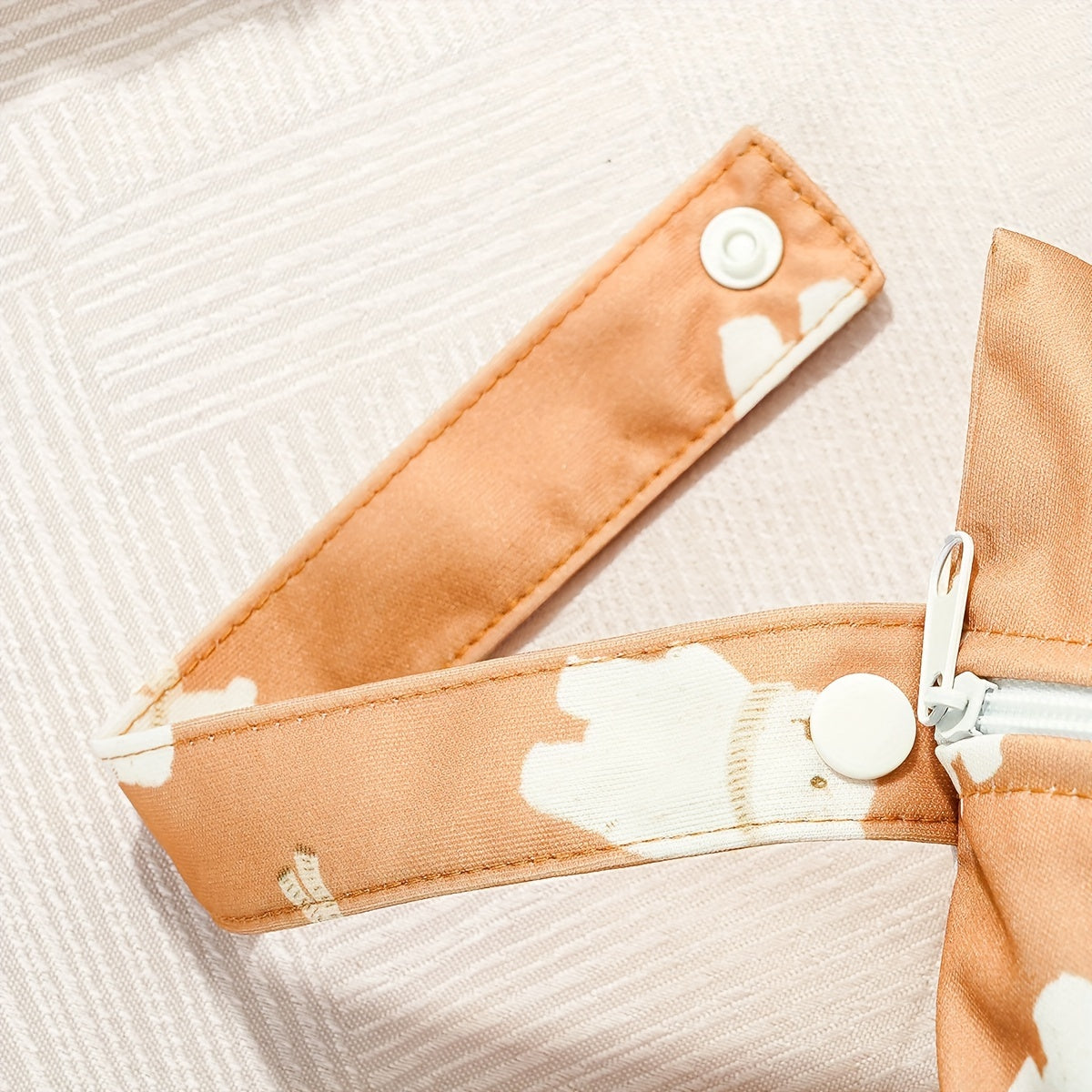 Два водонепроницаемых мешка для влажных вещей, которые можно стирать и использовать в качестве сумок для подгузников. Это многофункциональные мешки для хранения подгузников, которые также могут использоваться как мешки для влажных/сухих вещей.