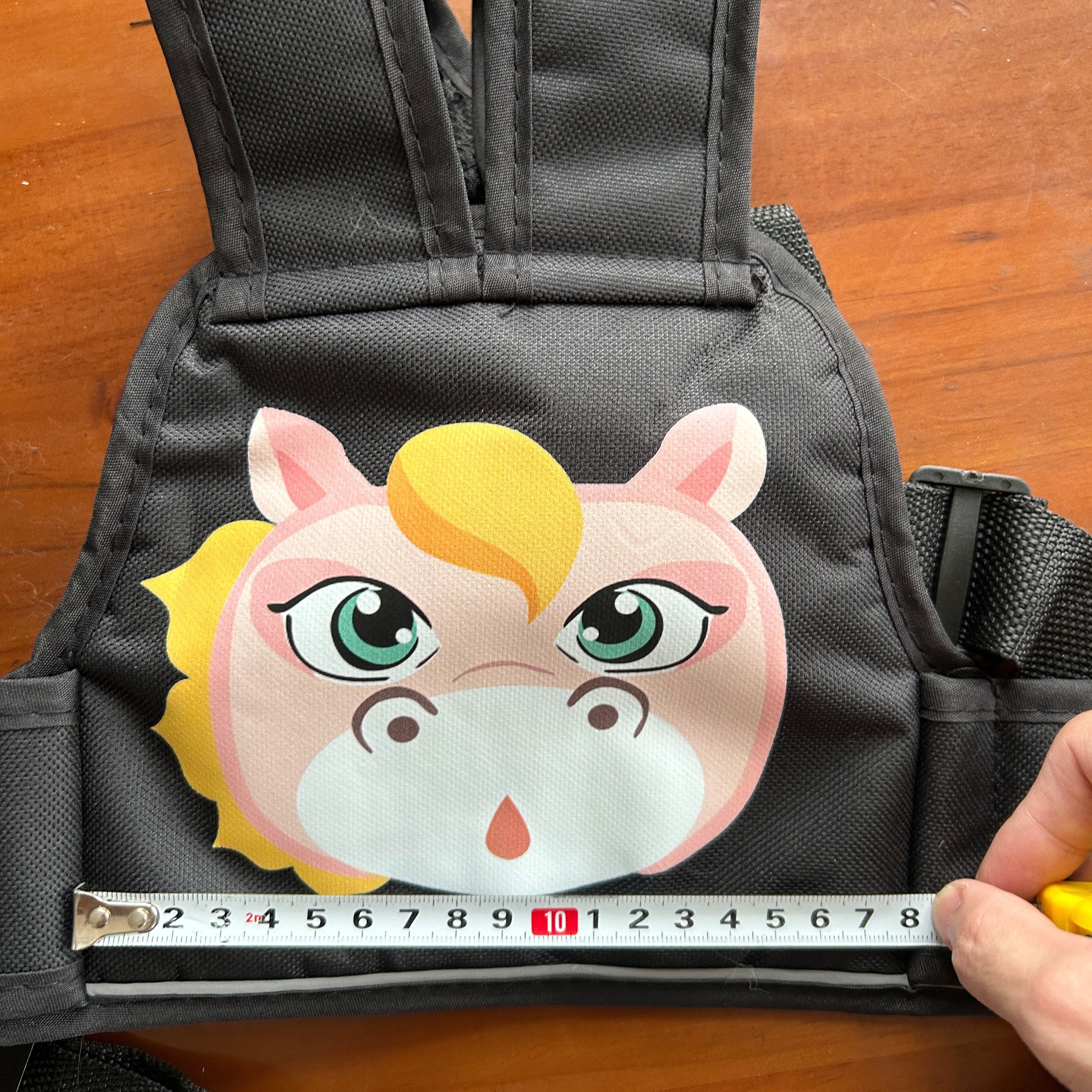 Bolalar uchun moslashuvchan multfilm mototsikl belbog'i, orqa o'rindiqda xavfsizlikni ta'minlash uchun nafas oladigan mato bilan. Ushbu mototsikllar uchun maxsus ishlab chiqilgan to'qnashuv belbog'i bilan bolalarni xavfsiz saqlang.