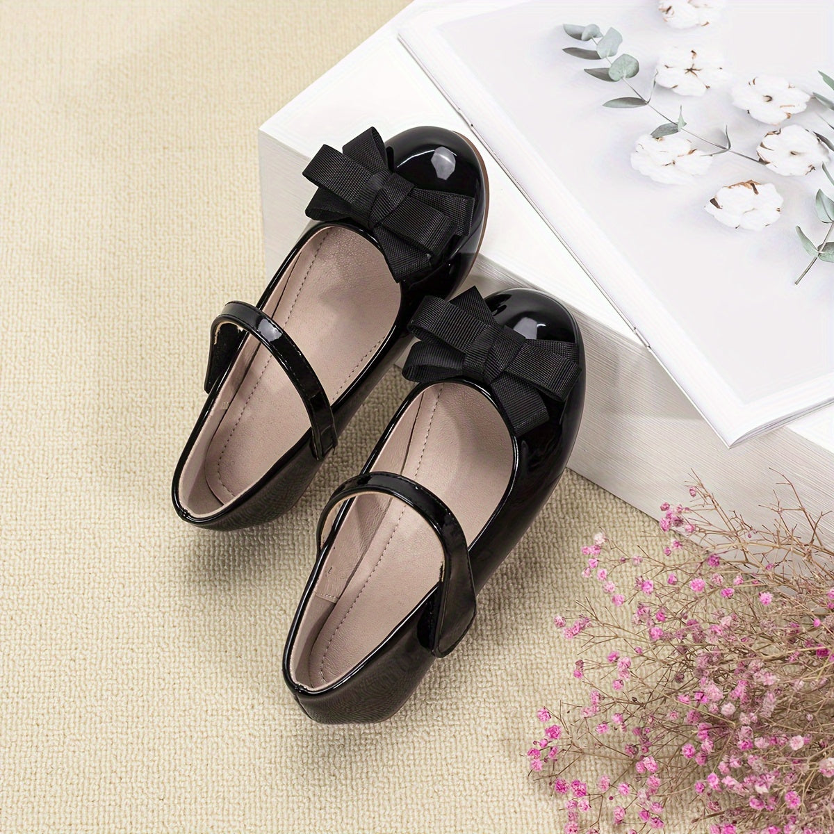 Qizlar uchun bog'ichli yumshoq tekis poyabzal, norasmiy yoki rasmiy tadbirlar uchun mukammal.