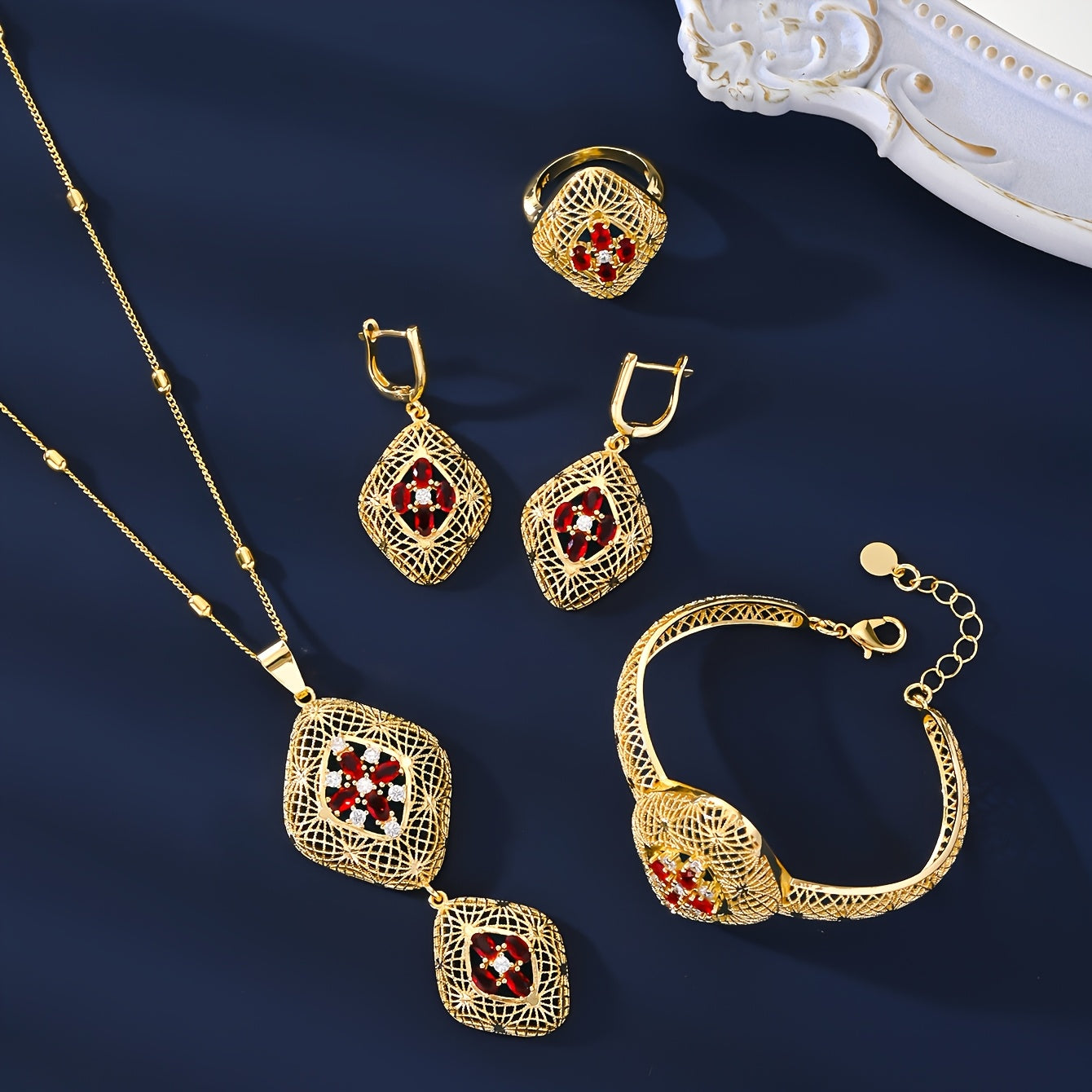 Dubaydan olingan nozik O'rta Sharq Arab ilhomlangan zargarlik to'plami; zargarlik to'plami marjon, bilaguzuk, taqinchoq va uzukdan iborat bo'lib, hashamatli mis qoplamasi bilan bezatilgan. Eid sovg'alari sifatida berish uchun ideal.