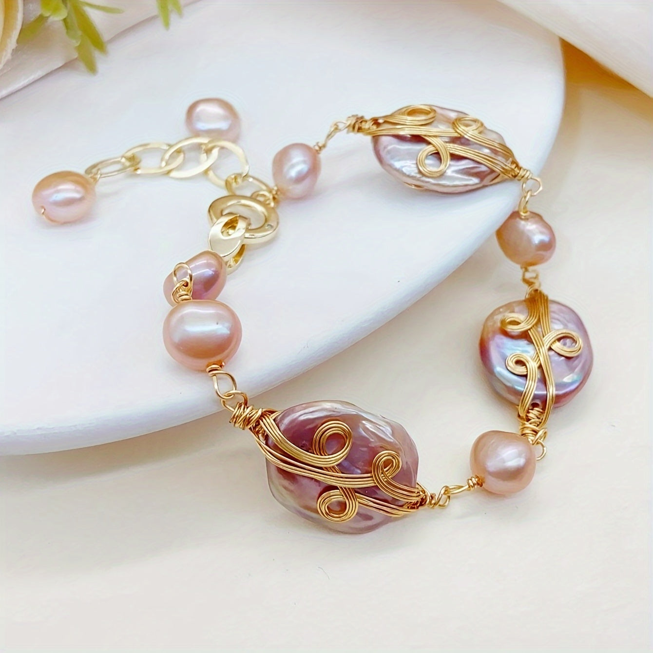 Vintage nafis uslubidagi bilaguzuk, chiroyli shirin suv marvaridlari bilan bezatilgan, yozgi banketga ayollar uchun mukammal. Qo'l zanjiri dizayni noziklik qo'shadi.