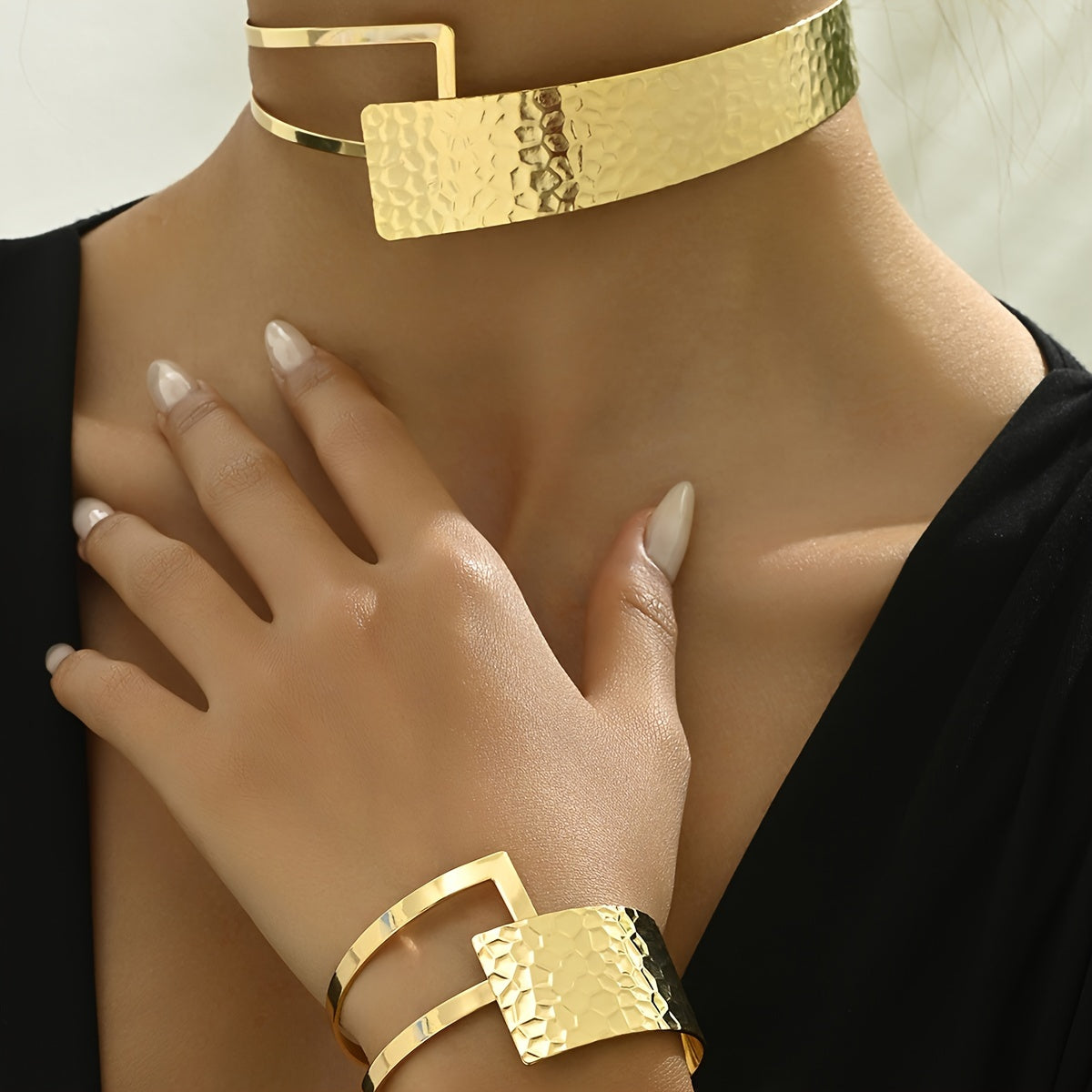 O'ziga xos, jasur shaxsiyat bilaguzuk va chokerni to'plami - Zamonaviy ayol uchun mukammal sovg'a, Yangi yilni nishonlash yoki har qanday kechki uchrashuv yoki partiya kiyimiga joziba qo'shish uchun ideal.