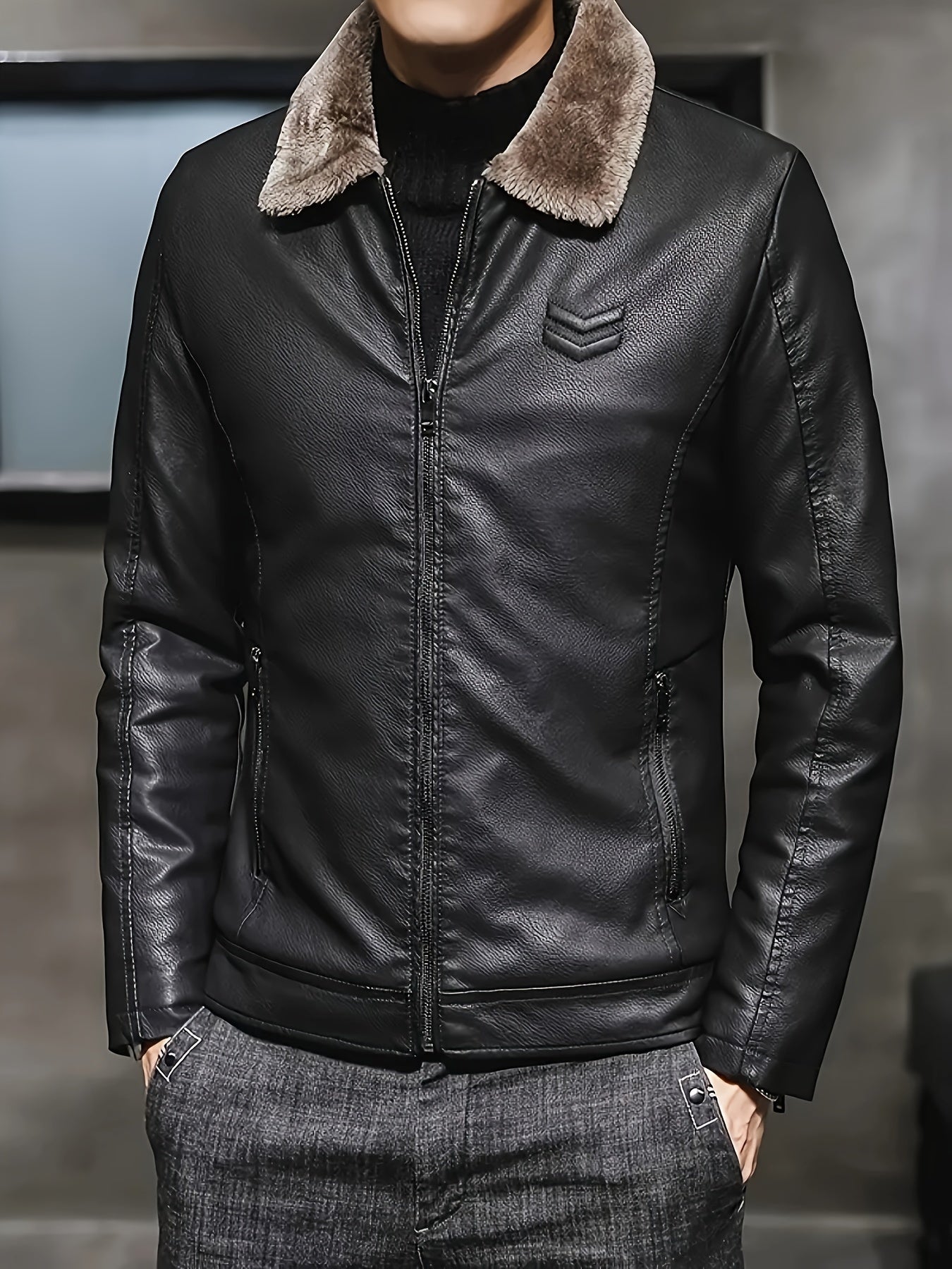 Erkaklar uchun qishki tasodifiy kurtka, soxta mo'yna yelkasida, fermuarlı cho'ntaklar va polyester astar bilan.