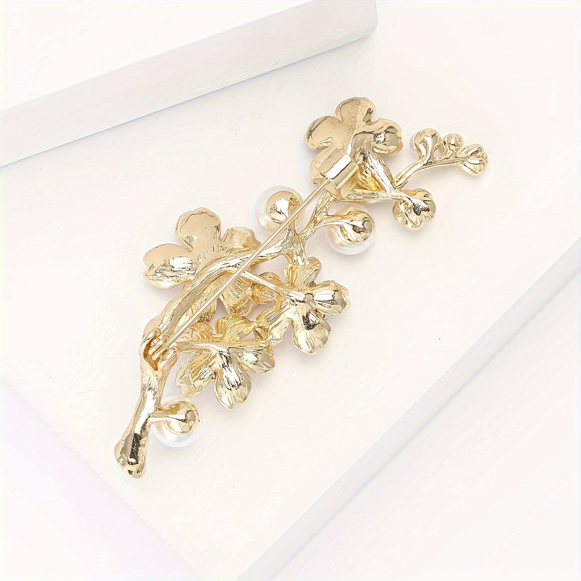 Floral Brooch with Pearls and Enamel for Women's Fashion Alloy Pin