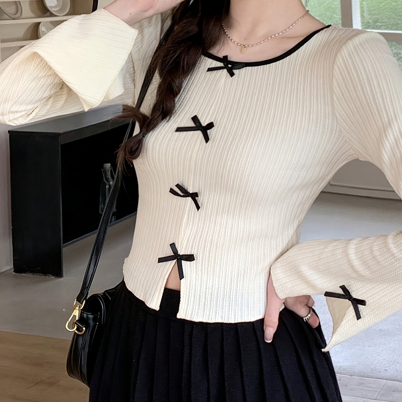 Шикарная женская футболка с длинным рукавом, с деталью в виде банта, боковым разрезом, круглым вырезом, рифленой текстурой и полиэстеровым составом - идеально подходит для весны и лета.