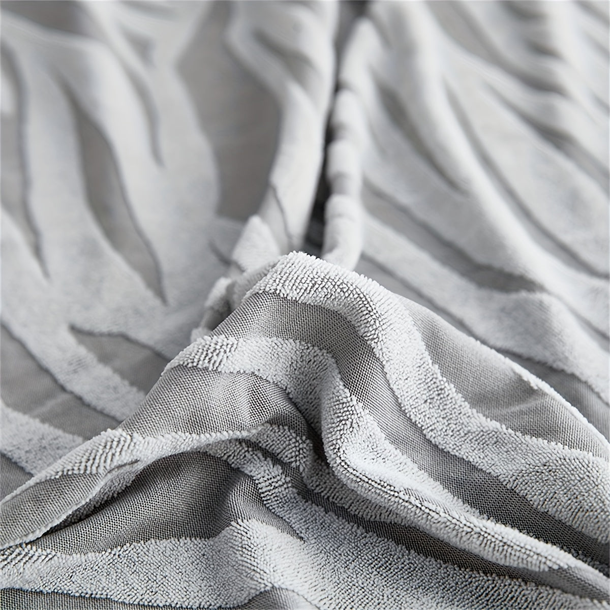 To'shak naqshli divan qoplamasi, qirrali, sirpanmaydigan va changdan himoyalovchi. Mebelni mushuk tirnalishlaridan himoya qiladi. Oson tozalash uchun mashinada yuvish mumkin. Yotoqxona, ofis yoki yashash xonasi bezatish uchun mos.