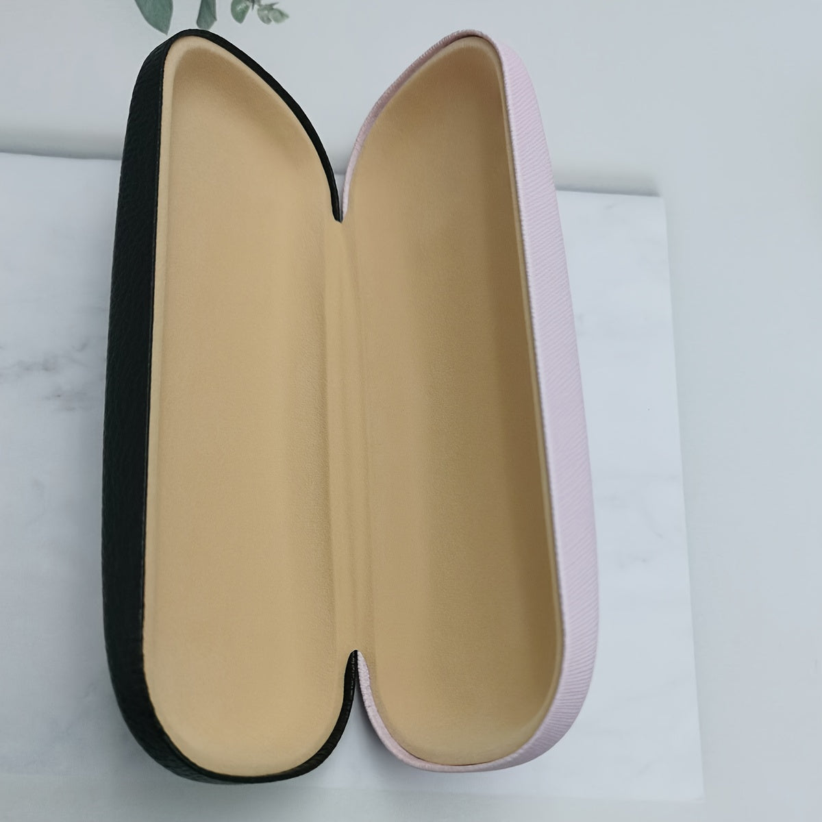 Yakkalik qattiq qopqoqli ko'zoynak qutisi jozibali qo'l bilan bo'yalgan multfilm dizayni bilan. Ushbu mustahkam ushlagich ko'zoynaklaringizni himoya qiladi va erkaklar va ayollar uchun mos keladi. Portativ temir quti kattalar uchun harakatda juda qulay.